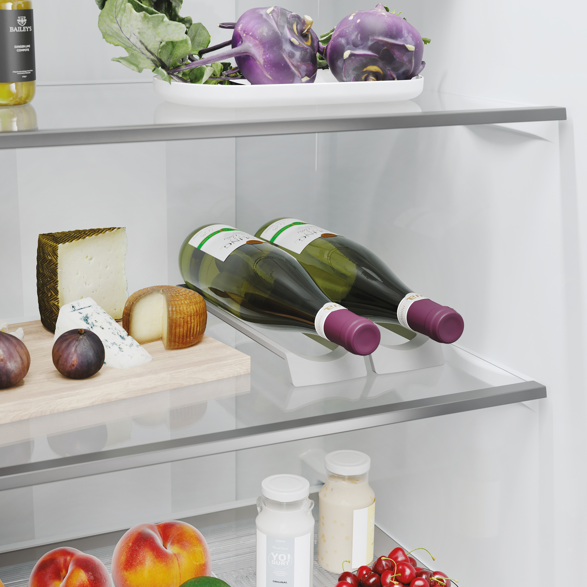 Estante de refrigerador con queso, higos, vino, colinabo y frutas. Un frasco de compota.