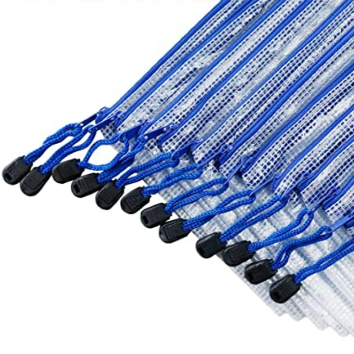 Rij van doorzichtige etuis met blauwe koordjes en zwarte ritslipjes.
