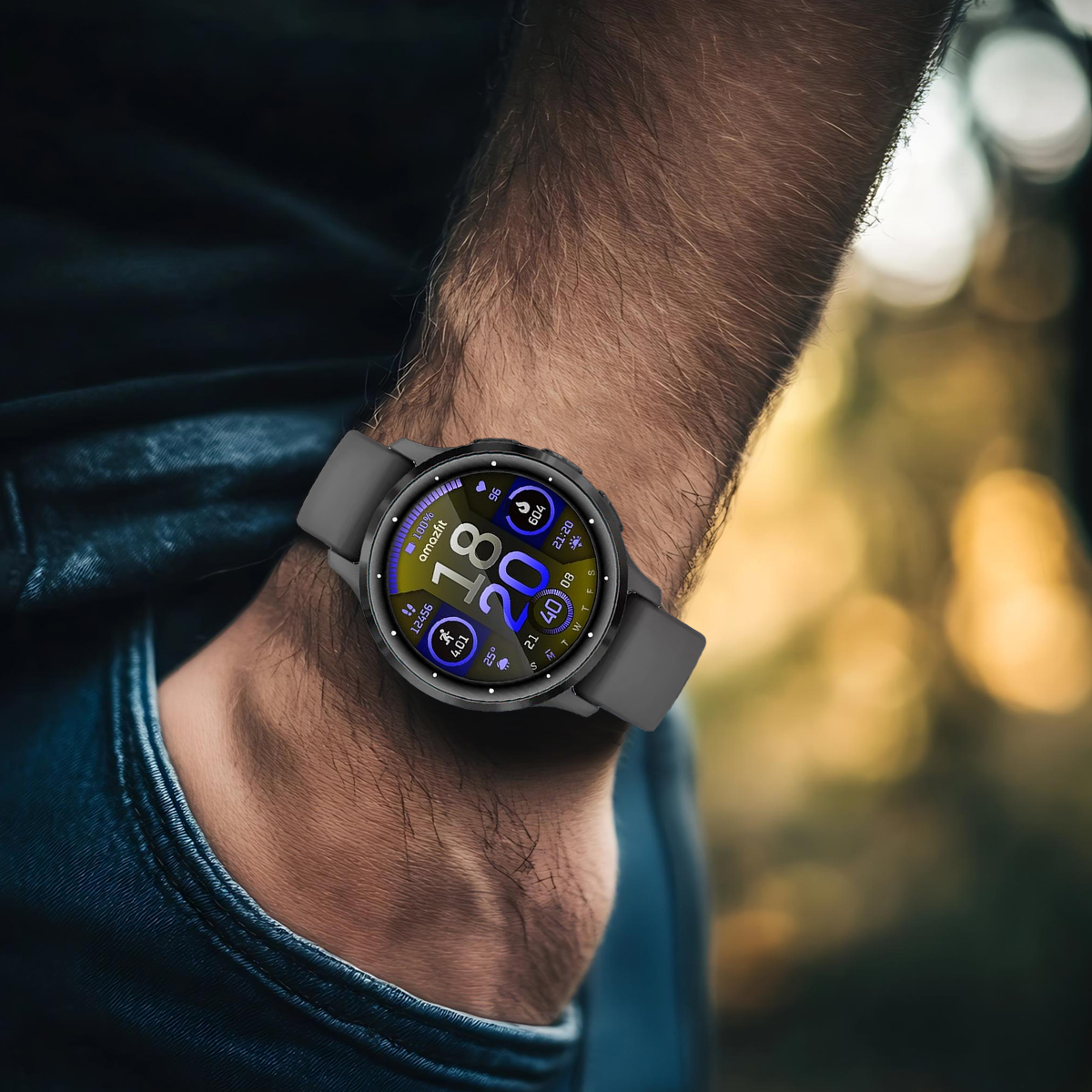 Graue Smartwatch am Arm mit digitaler Anzeige von Zeit und Fitnessdaten.