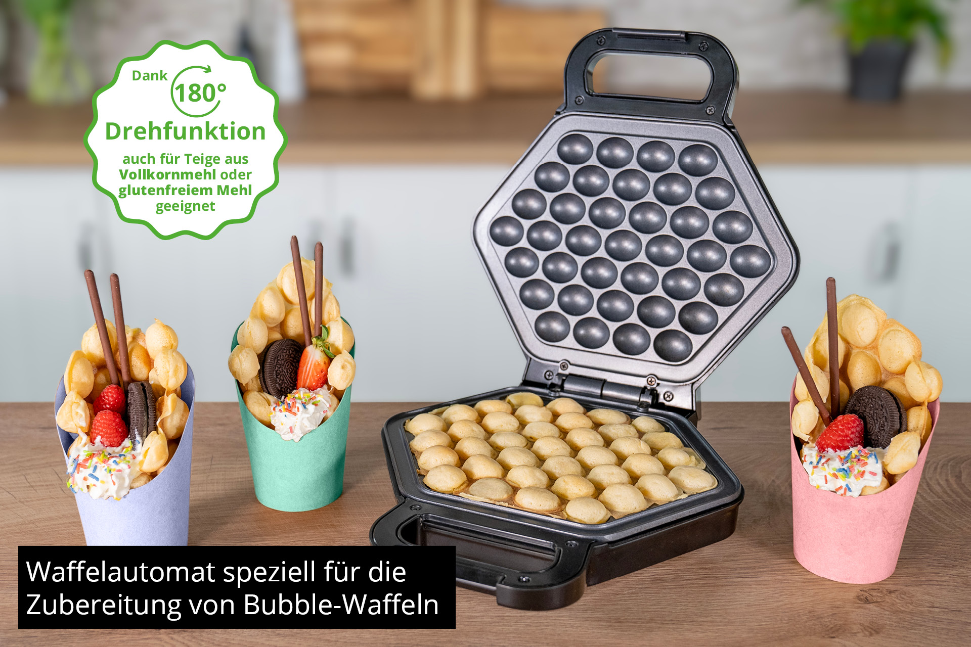 Ein Bubble-Waffelautomat mit geöffneten Heizplatten, daneben drei fertige Bubble-Waffeln.