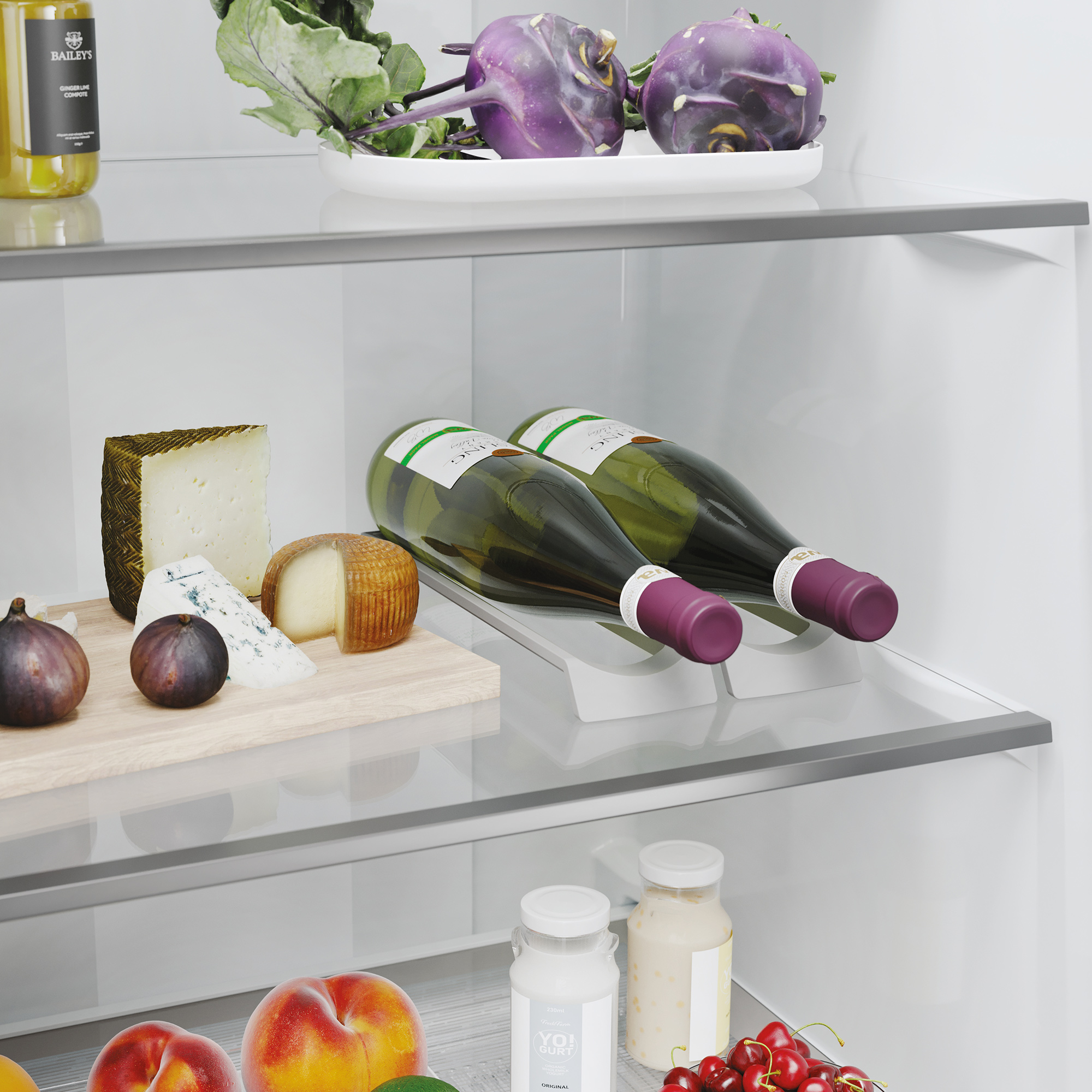 In frigo: cavolo rapa, formaggio, fichi, due bottiglie di vino, yogurt e ciliegie.