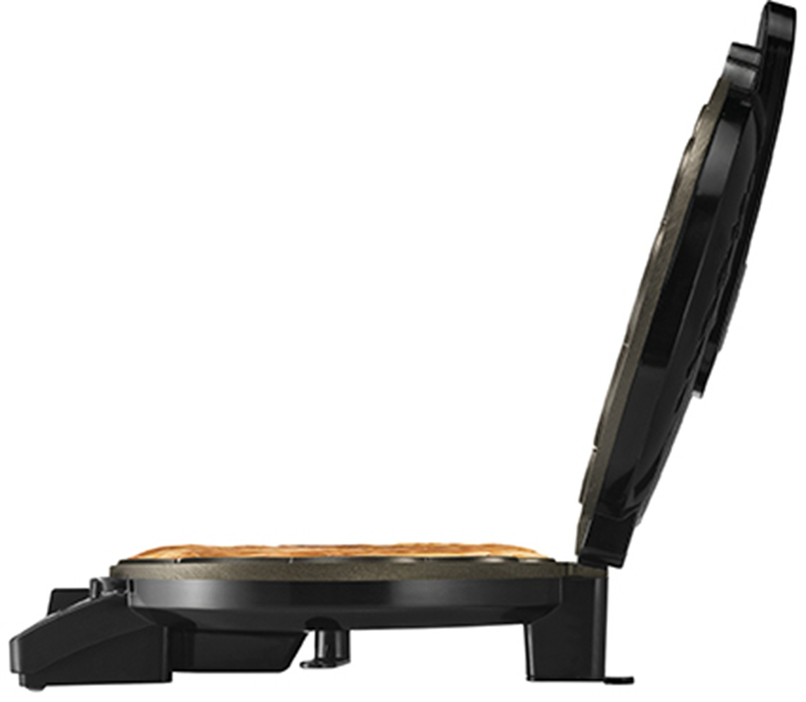 Otwarta czarna gofrownica ze złotym gofrem w środku.