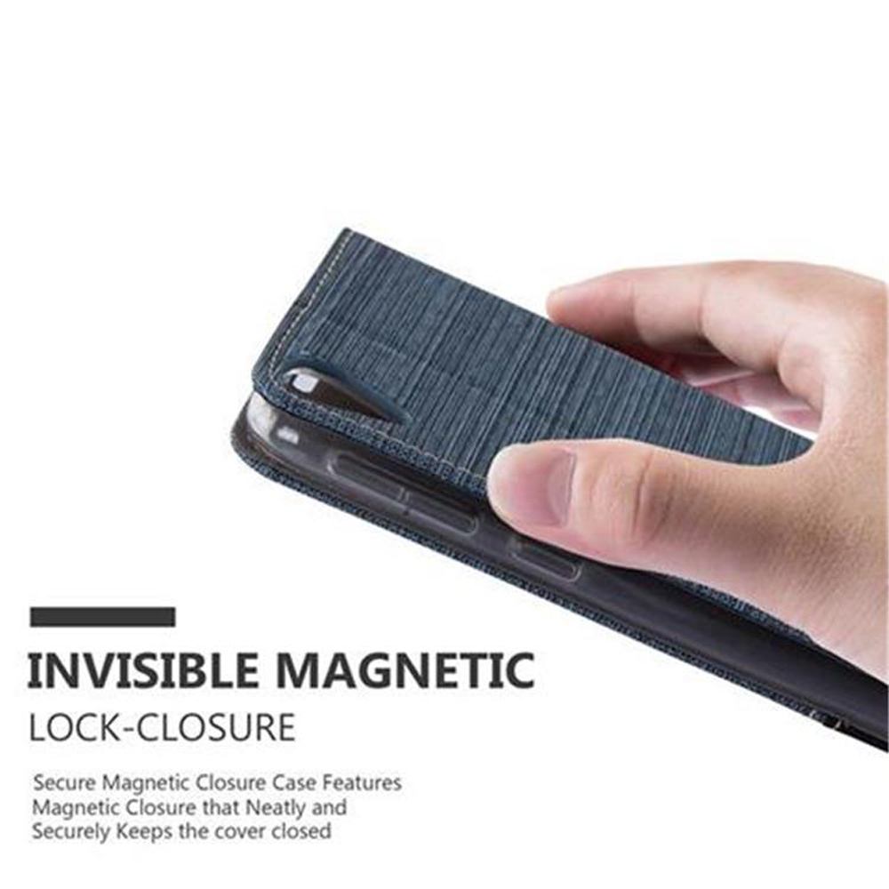 Una mano tiene una custodia per telefono blu con chiusura magnetica.