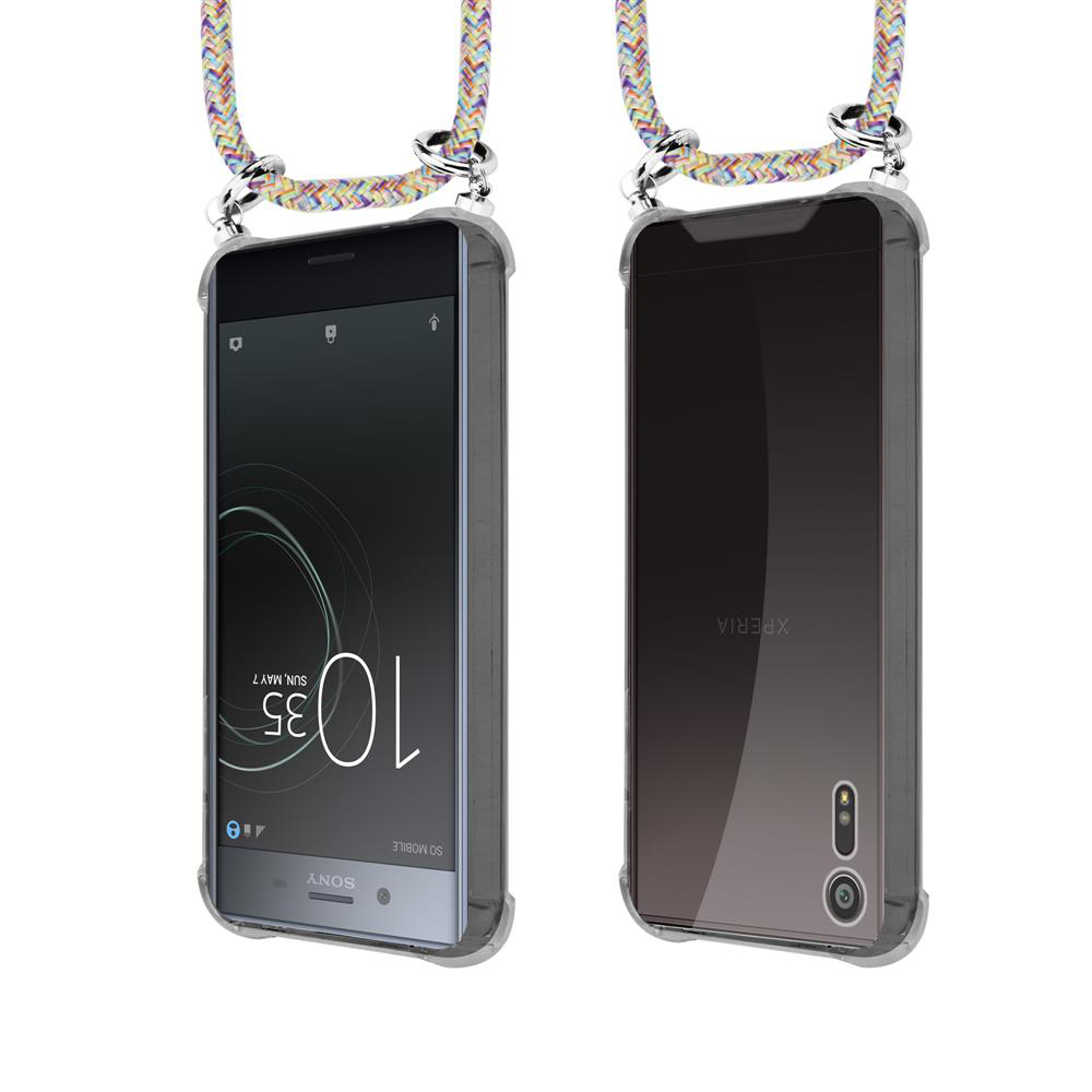 Uno smartphone in custodia trasparente con laccetto colorato.