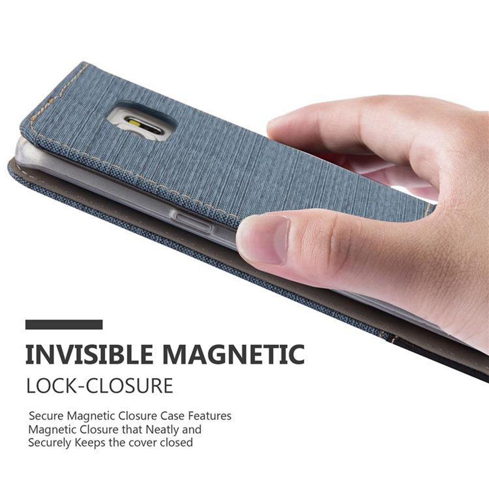 Una mano tiene una custodia blu per telefono con chiusura magnetica invisibile.