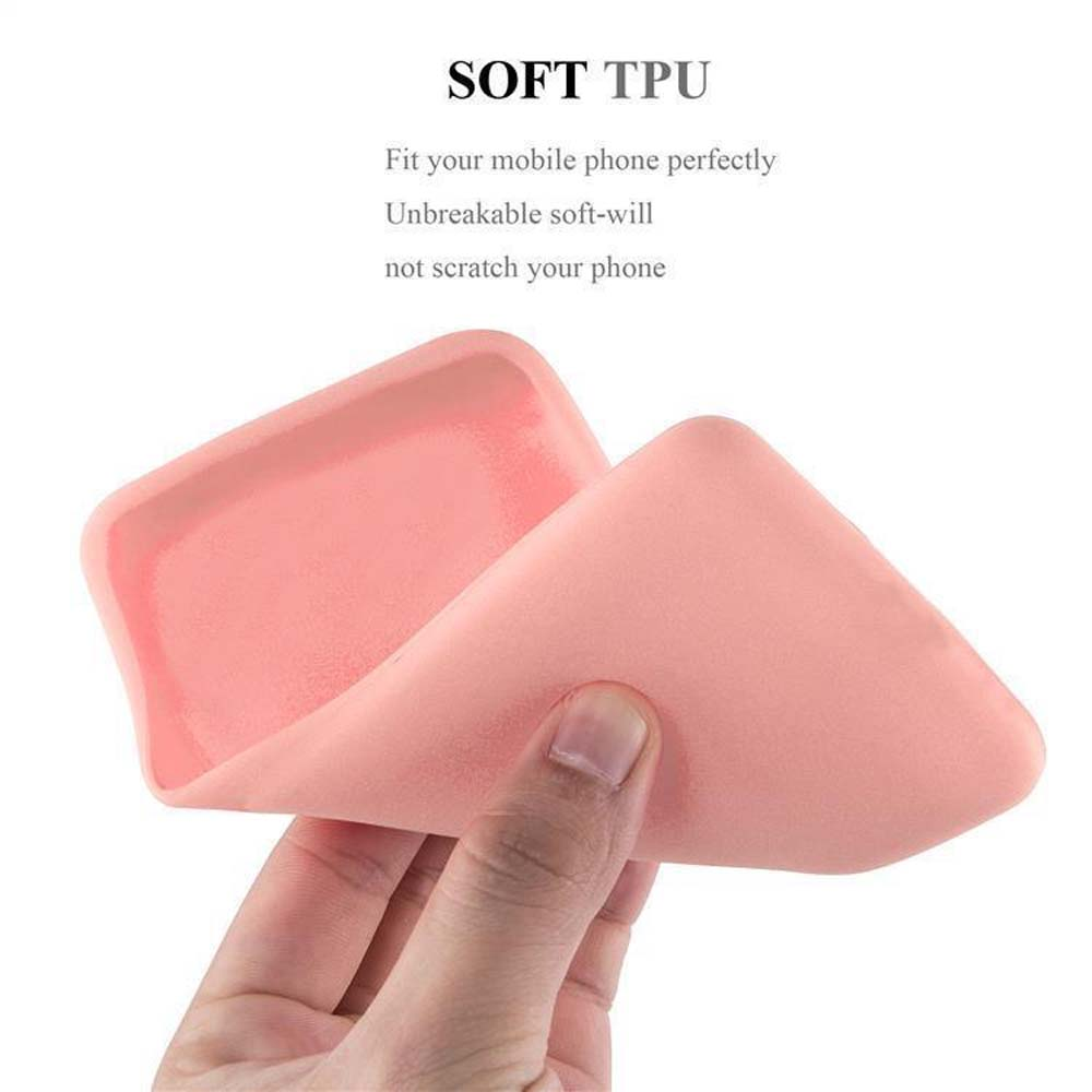 Una mano tiene una custodia per cellulare morbida color corallo.