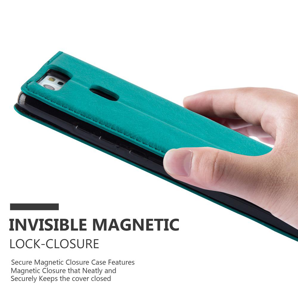 Una mano sostiene una funda tipo libro turquesa para smartphone, asegurada por cierre magnético.