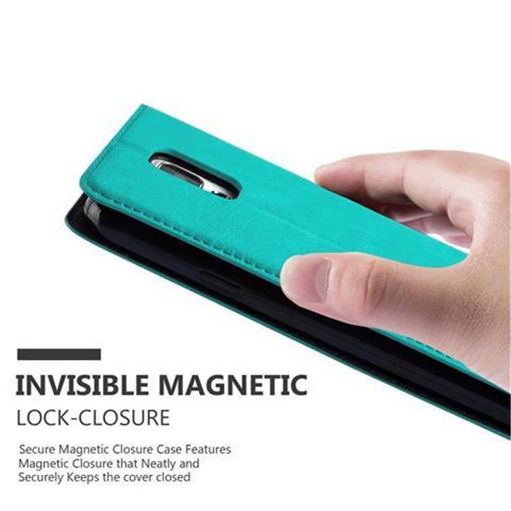 Mano mostrando una funda de teléfono turquesa con cierre magnético.