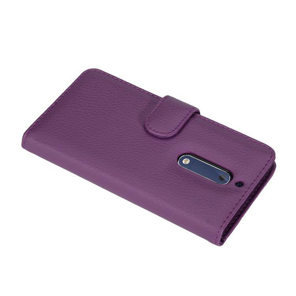 Custodia viola per telefono con patta e foro fotocamera.