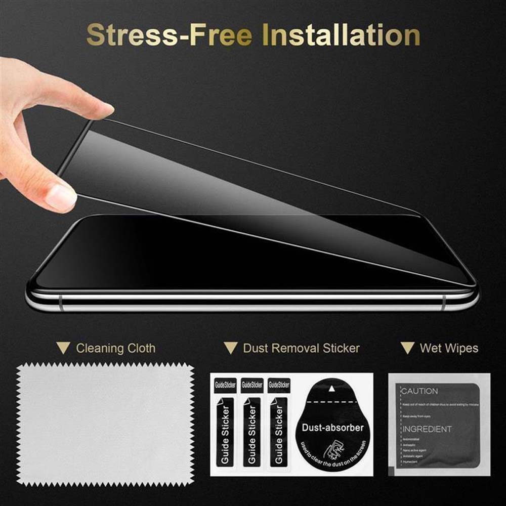 Una mano applica una protezione per lo schermo su uno smartphone. Accessori elencati.