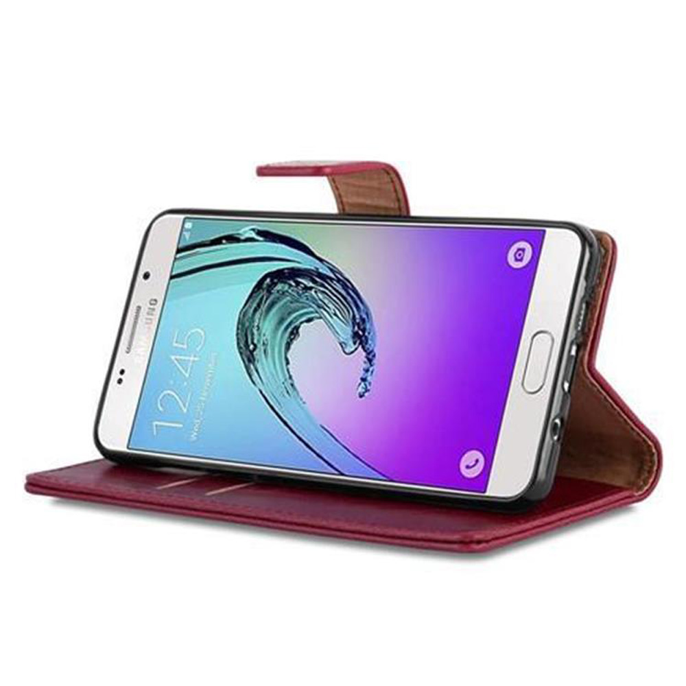 Uno smartphone rosso in una custodia che mostra le 12:45.