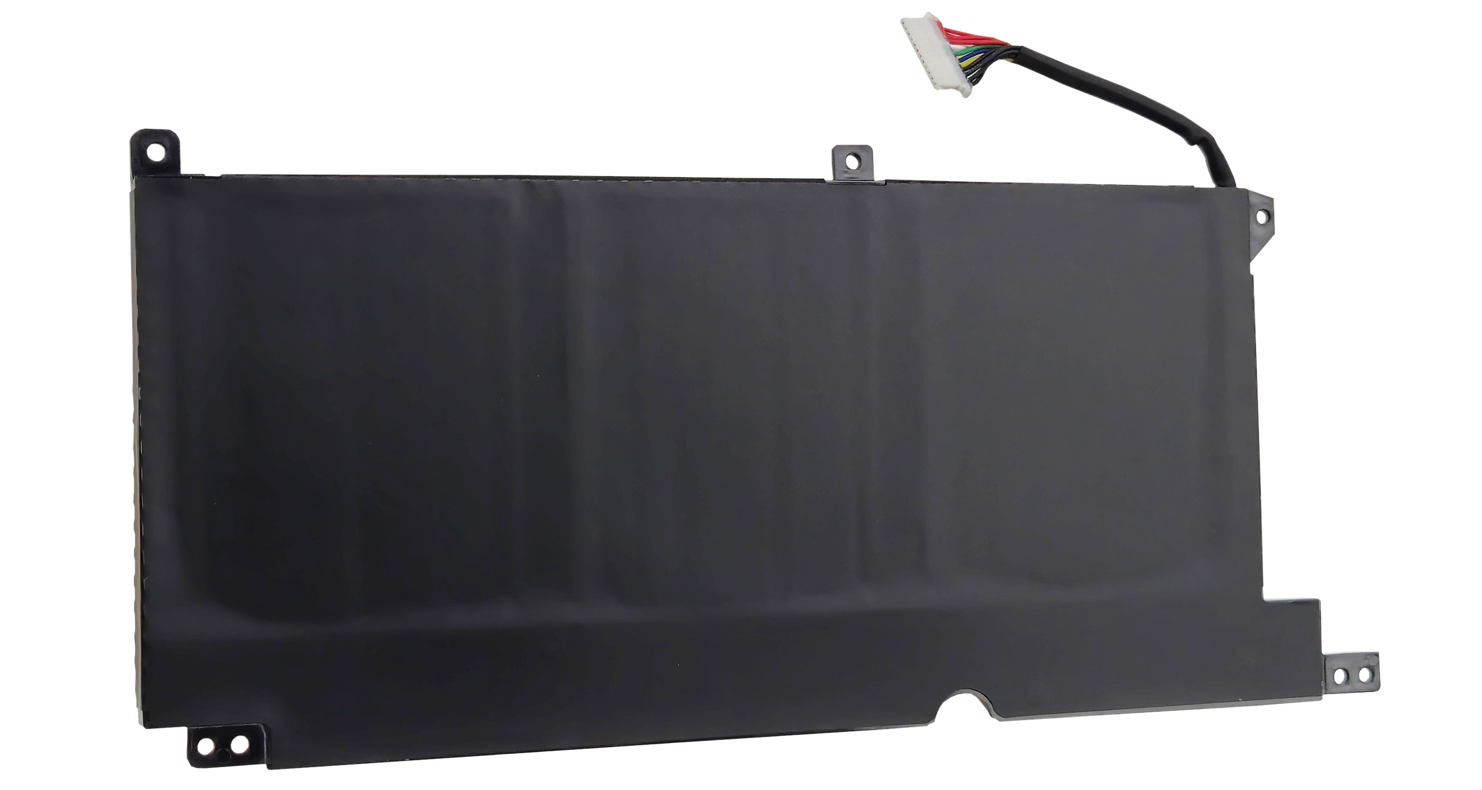 Czarna bateria do laptopa z kablem i złączem, białe tło.