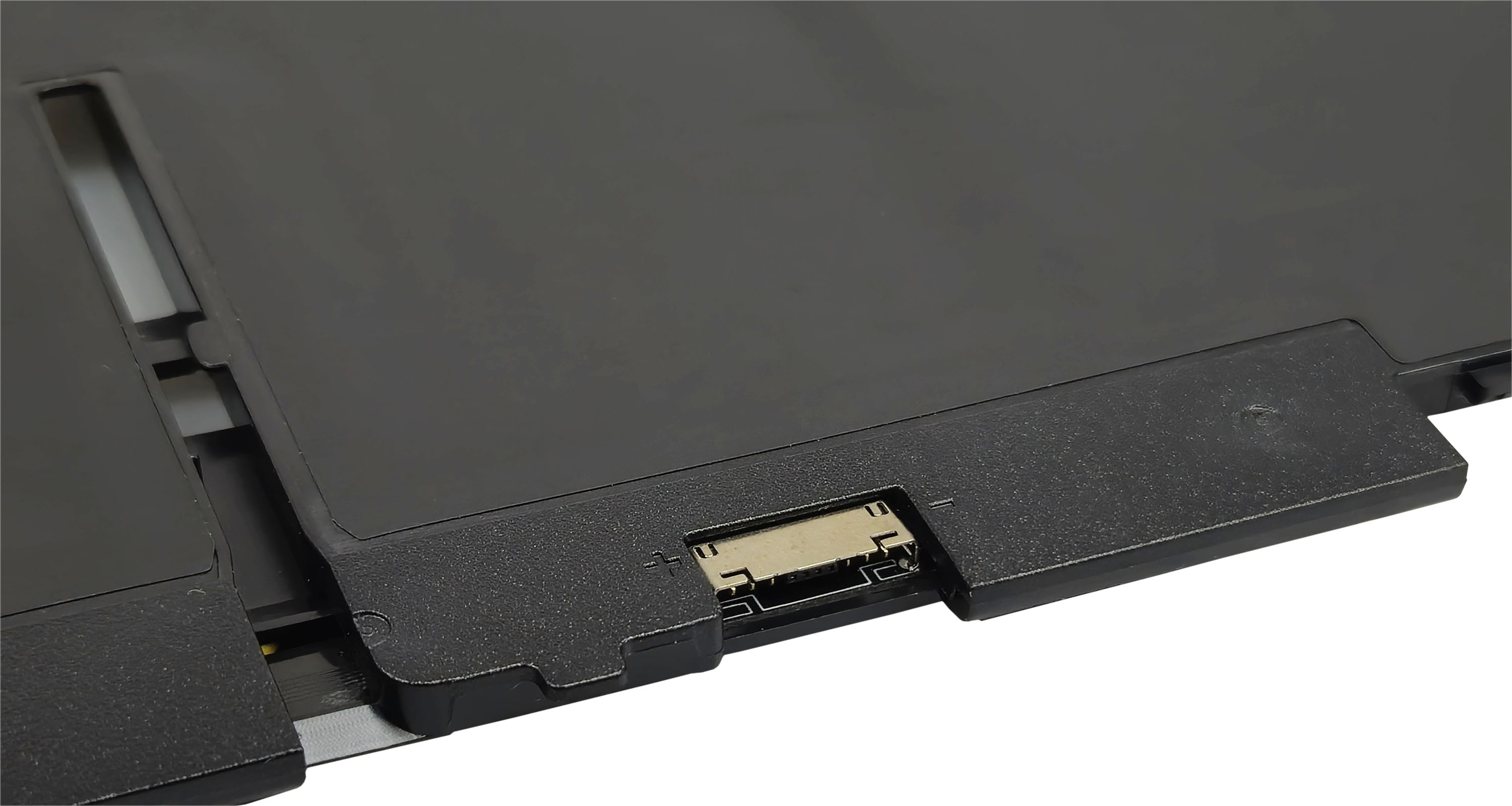 Zbliżenie czarnej plastikowej obudowy ze srebrnym złączem.