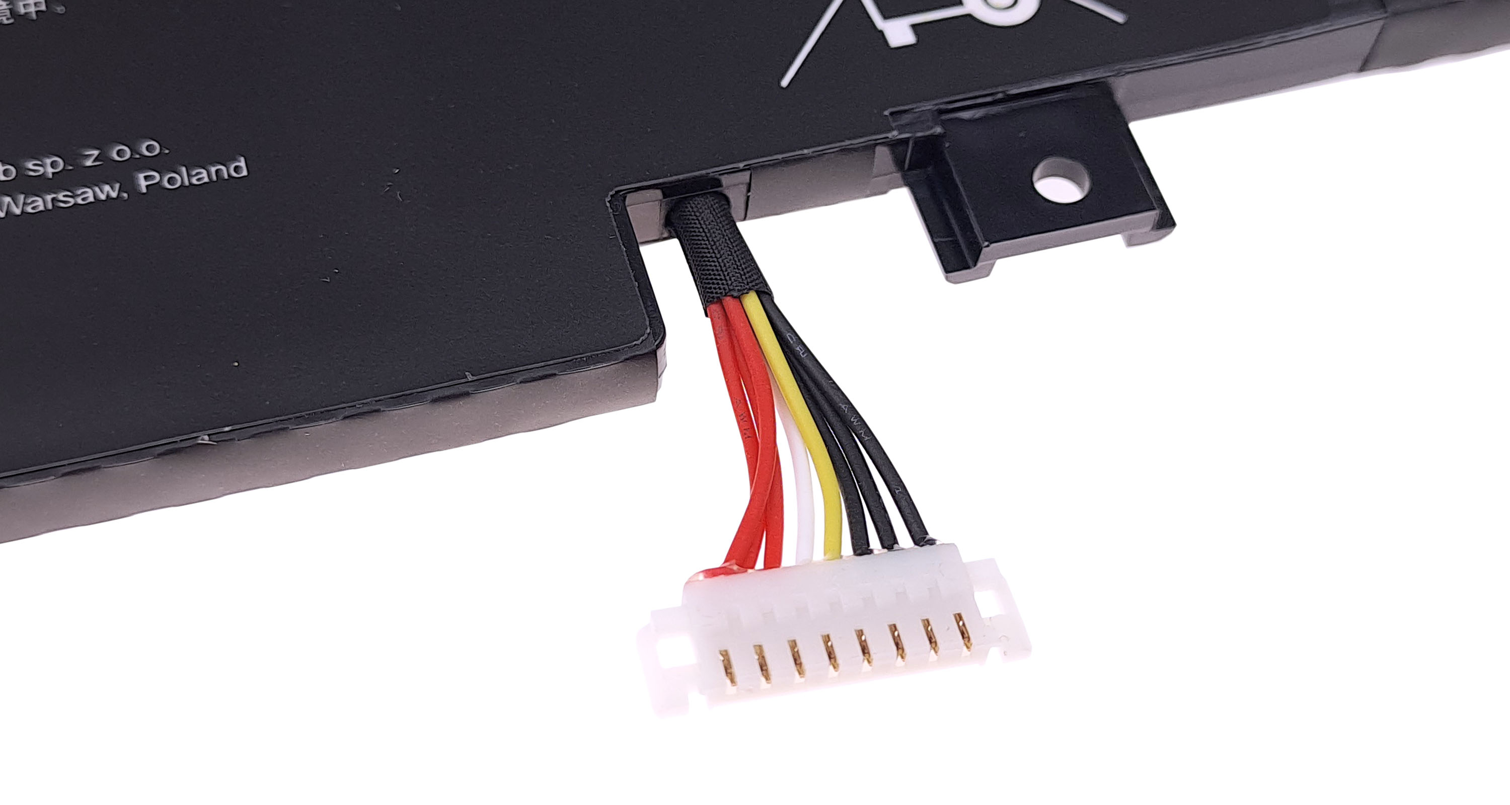 Zbliżenie czarnej baterii z czerwonymi, żółtymi, białymi i czarnymi przewodami wychodzącymi z białego złącza.