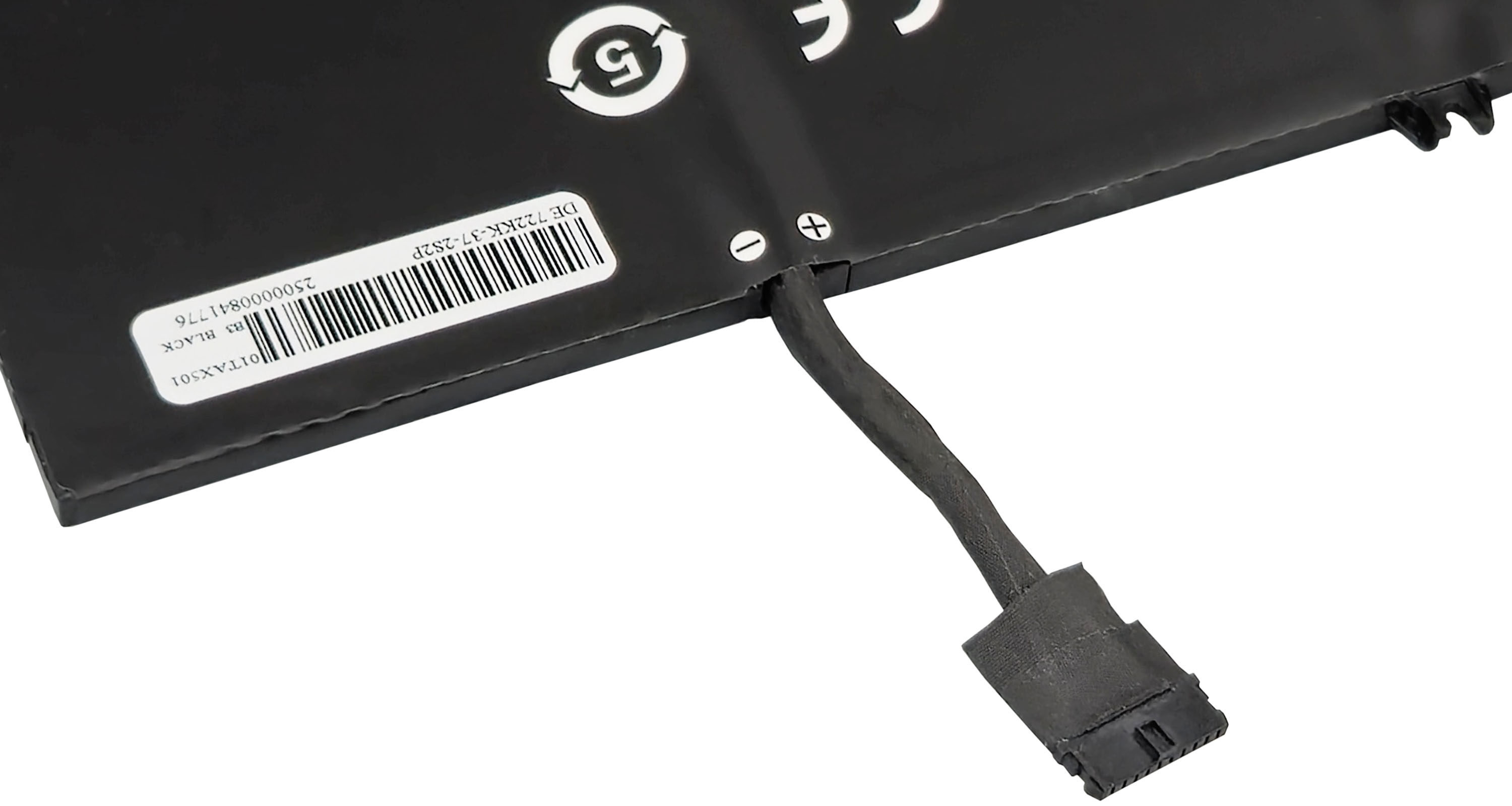 Czarna bateria z kablem i etykietą.