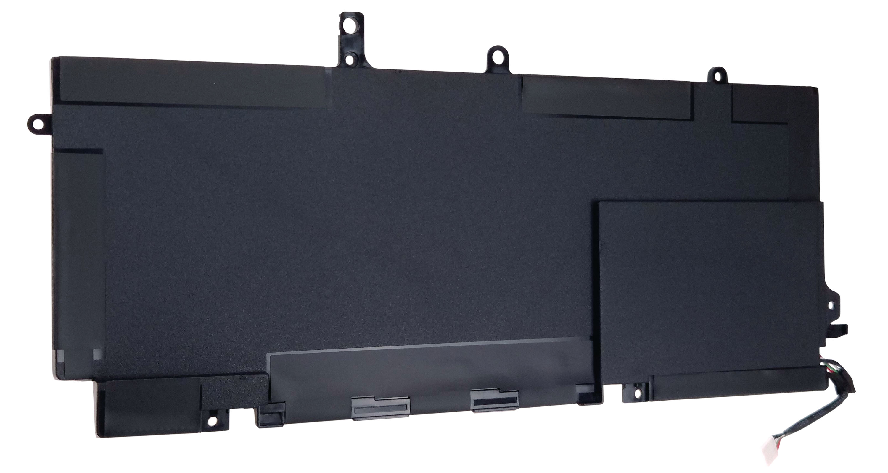 Czarna bateria laptopa ze złączami i przewodami na białym tle.