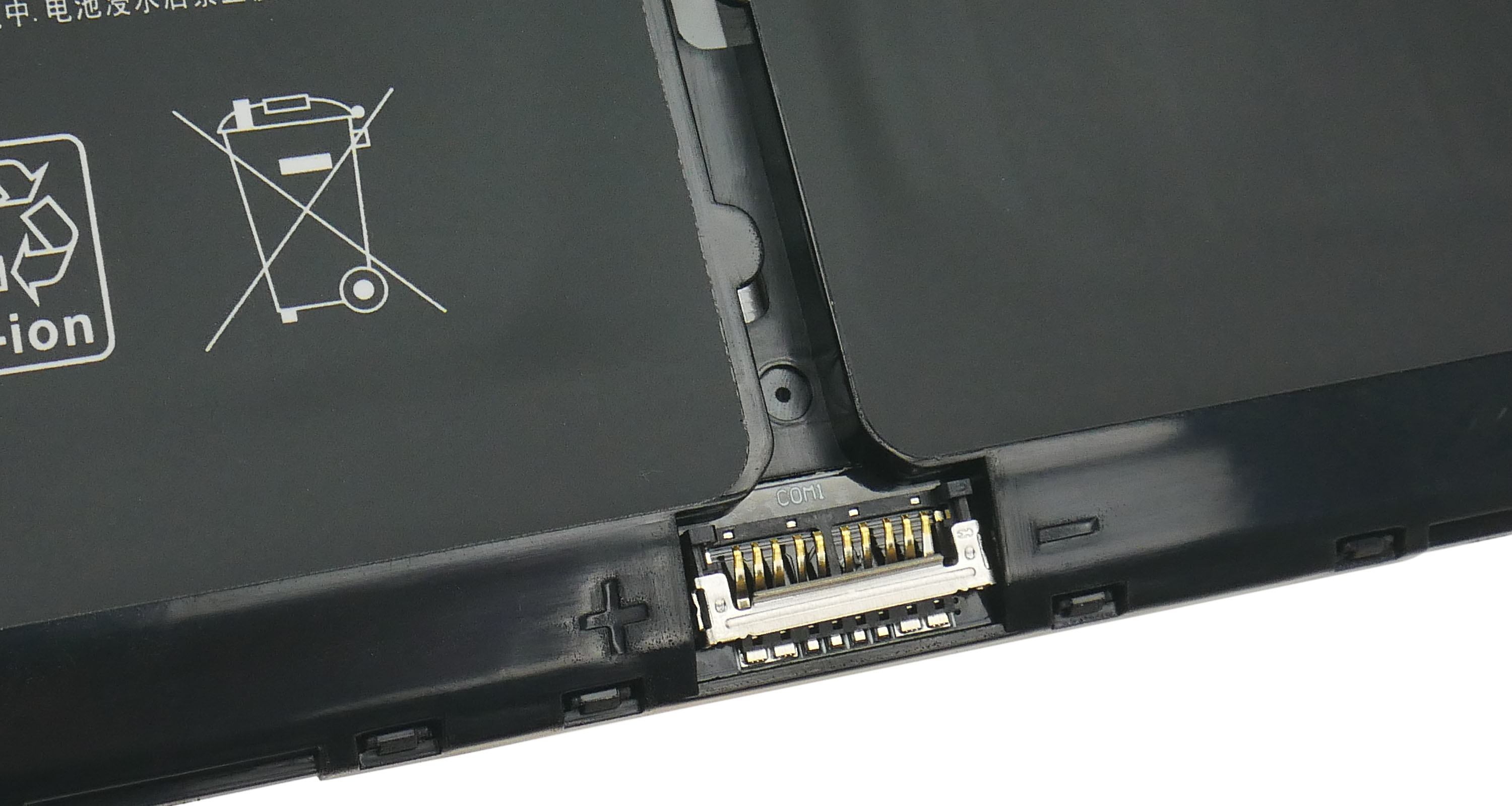 Czarna bateria ze złączem i symbolami ostrzegawczymi.