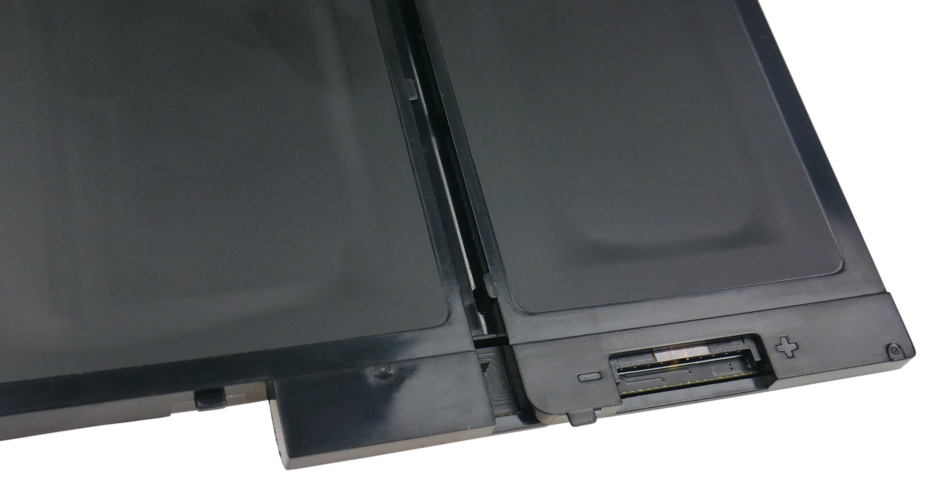 Zbliżenie czarnej baterii ze złączami i znakiem plus.