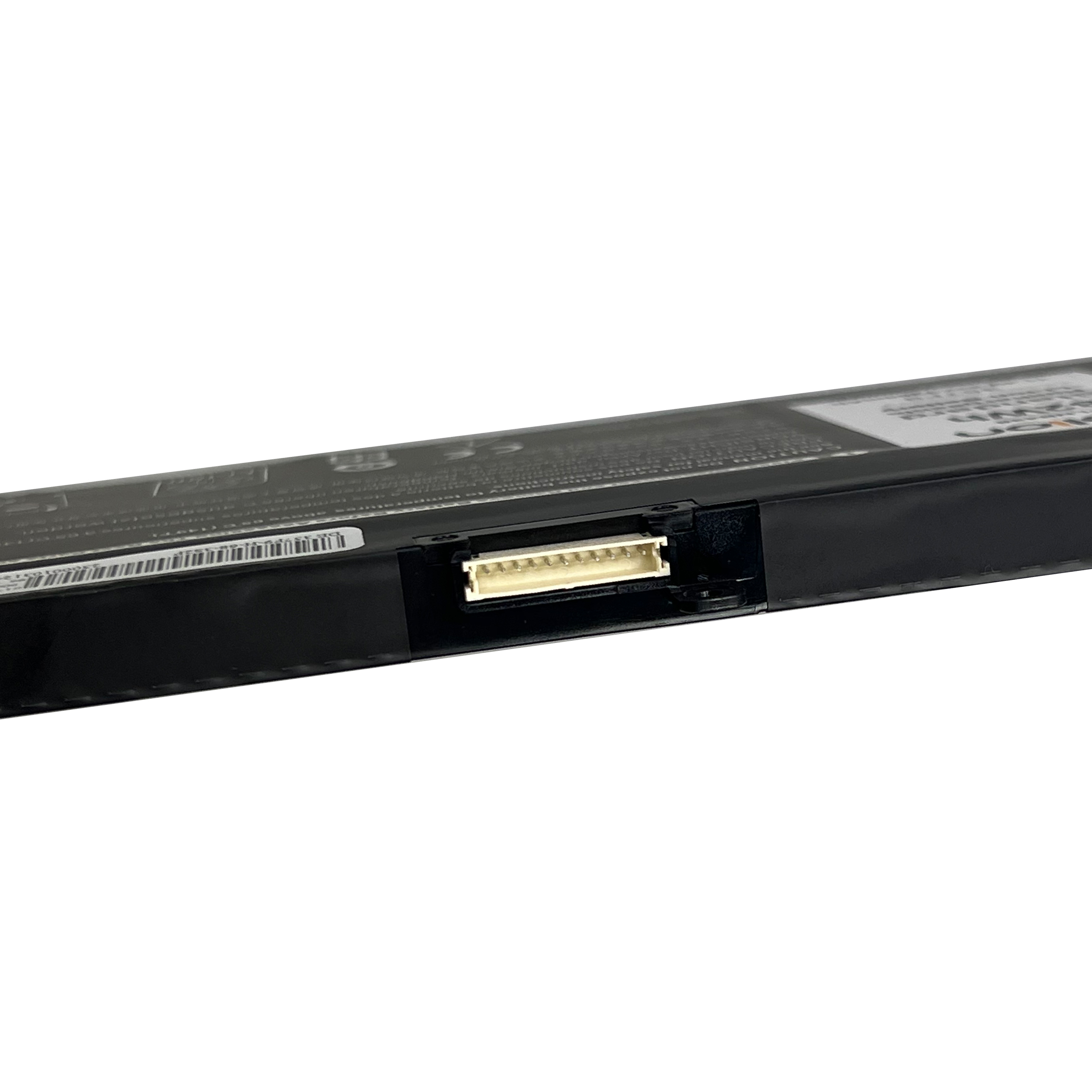 Zbliżenie czarnej baterii laptopa z białym portem złącza.
