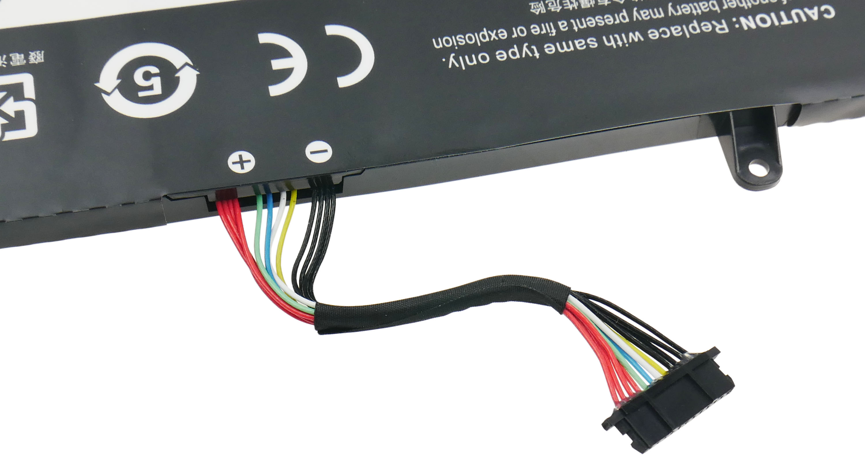 Czarna bateria do laptopa z wieloma kolorowymi przewodami i złączami. Etykiety ostrzegawcze.