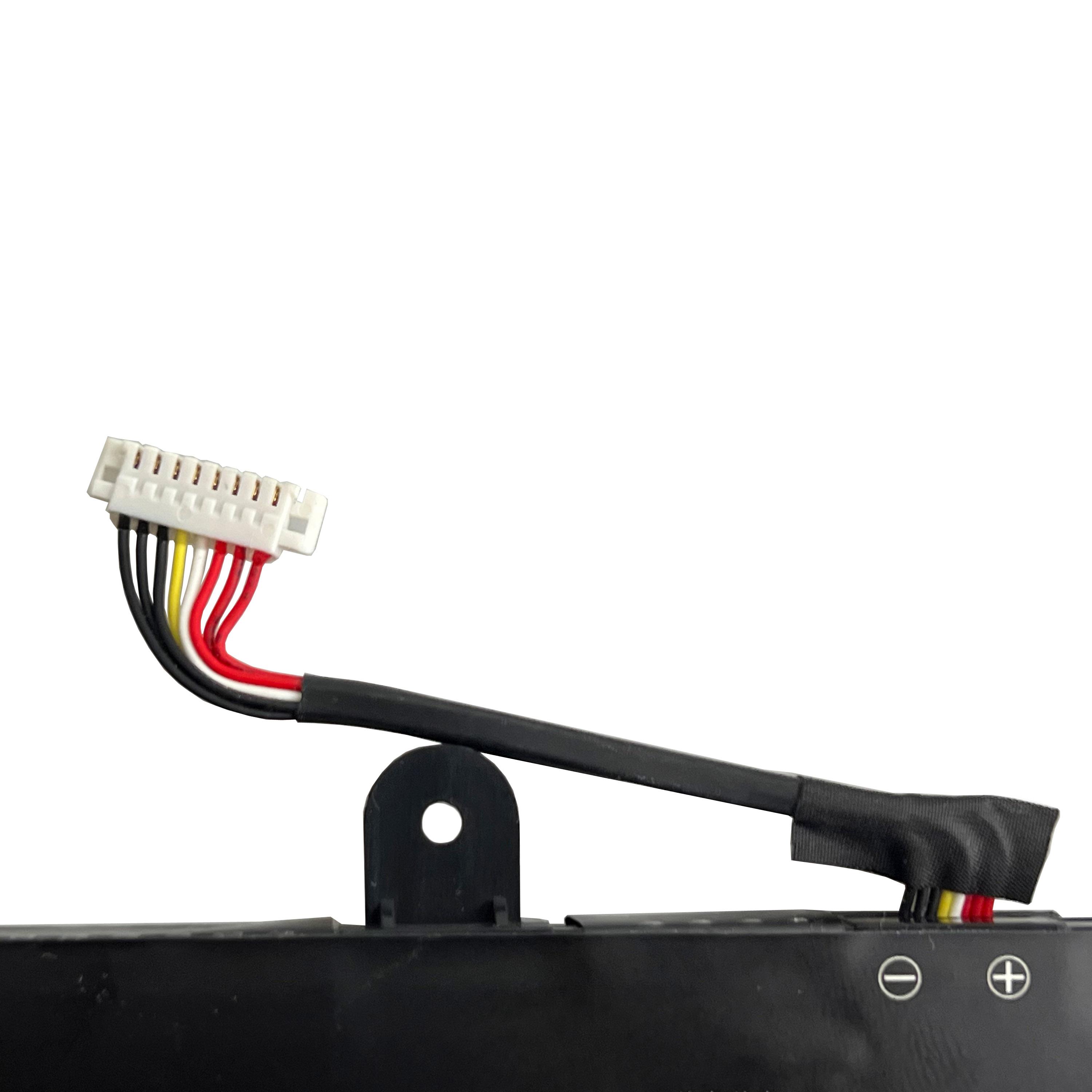 Białe złącze z kolorowymi przewodami (czarny, czerwony, żółty, biały) na czarnej baterii.