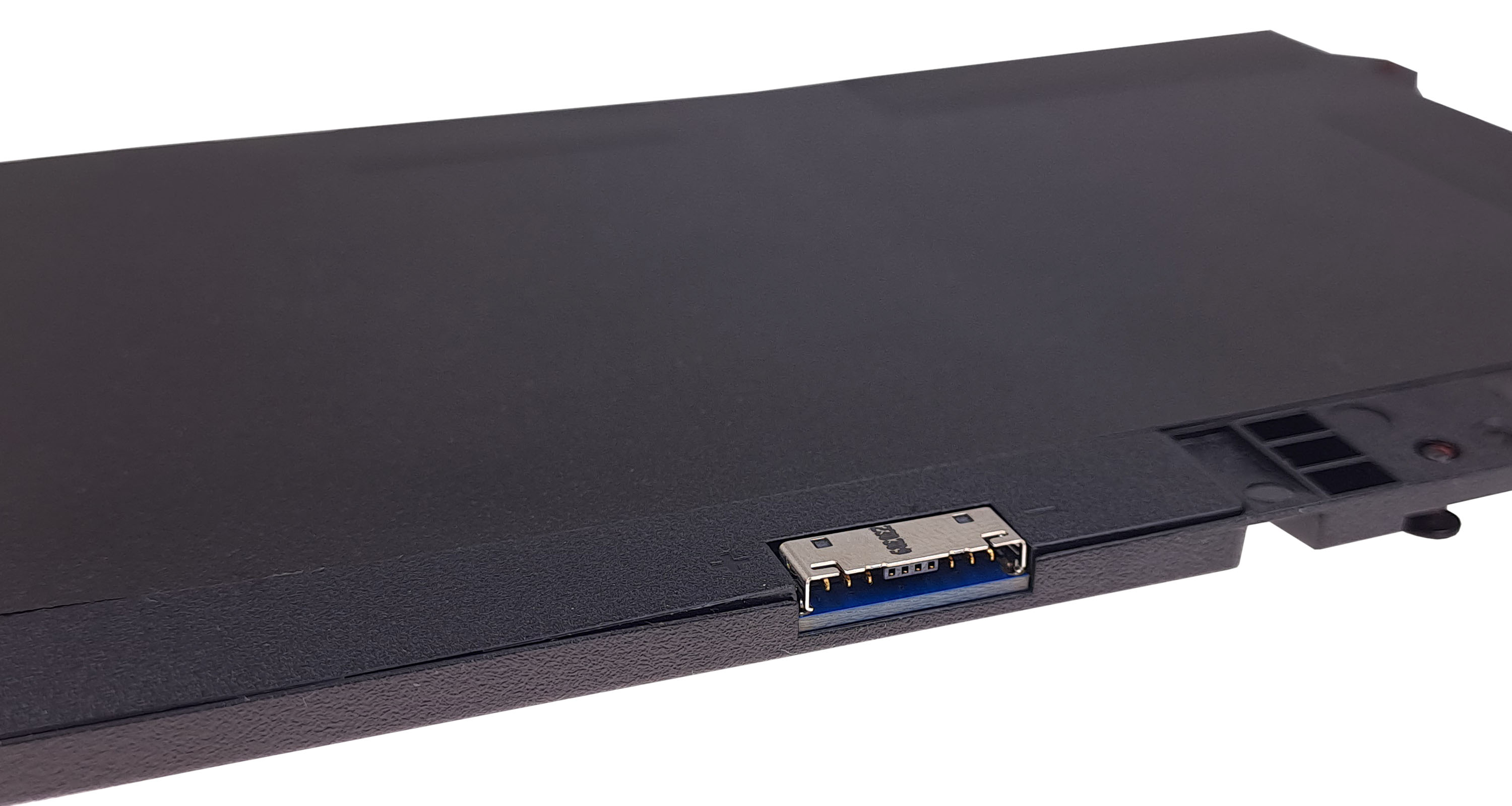 Czarne urządzenie elektroniczne z portem USB i szczelinami wentylacyjnymi.