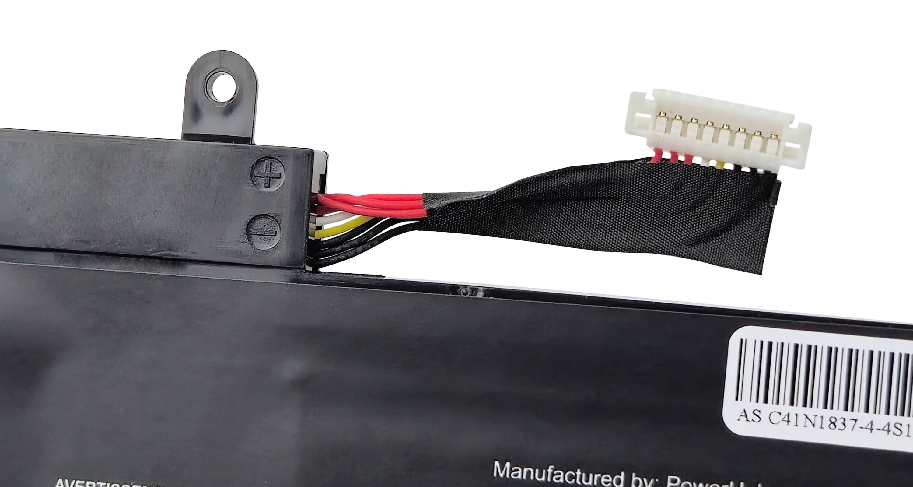 Zbliżenie baterii laptopa z przewodami, złączem i kodem kreskowym.