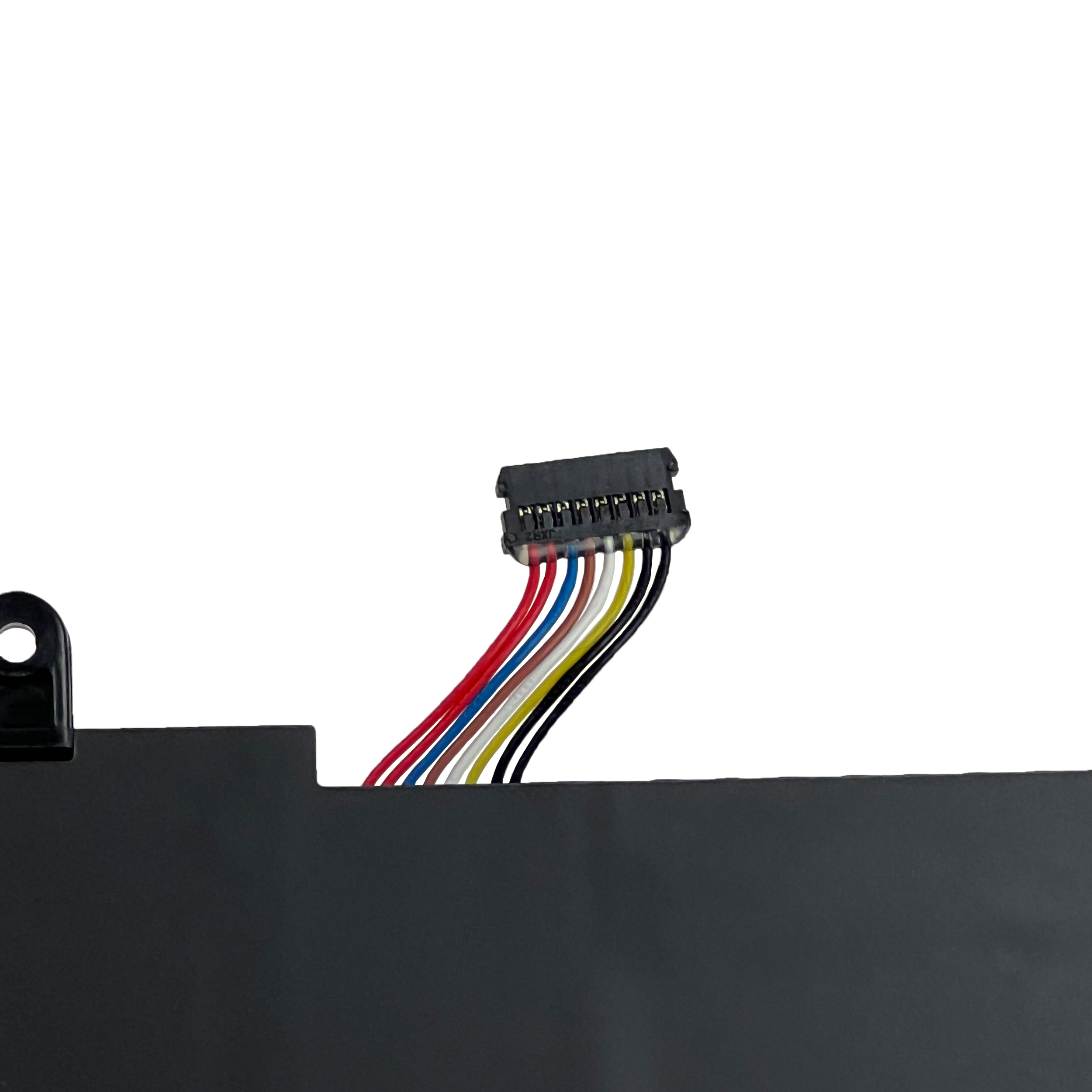 Czarny złącznik z kolorowymi przewodami: czerwony, niebieski, brązowy, biały, żółty, czarny.