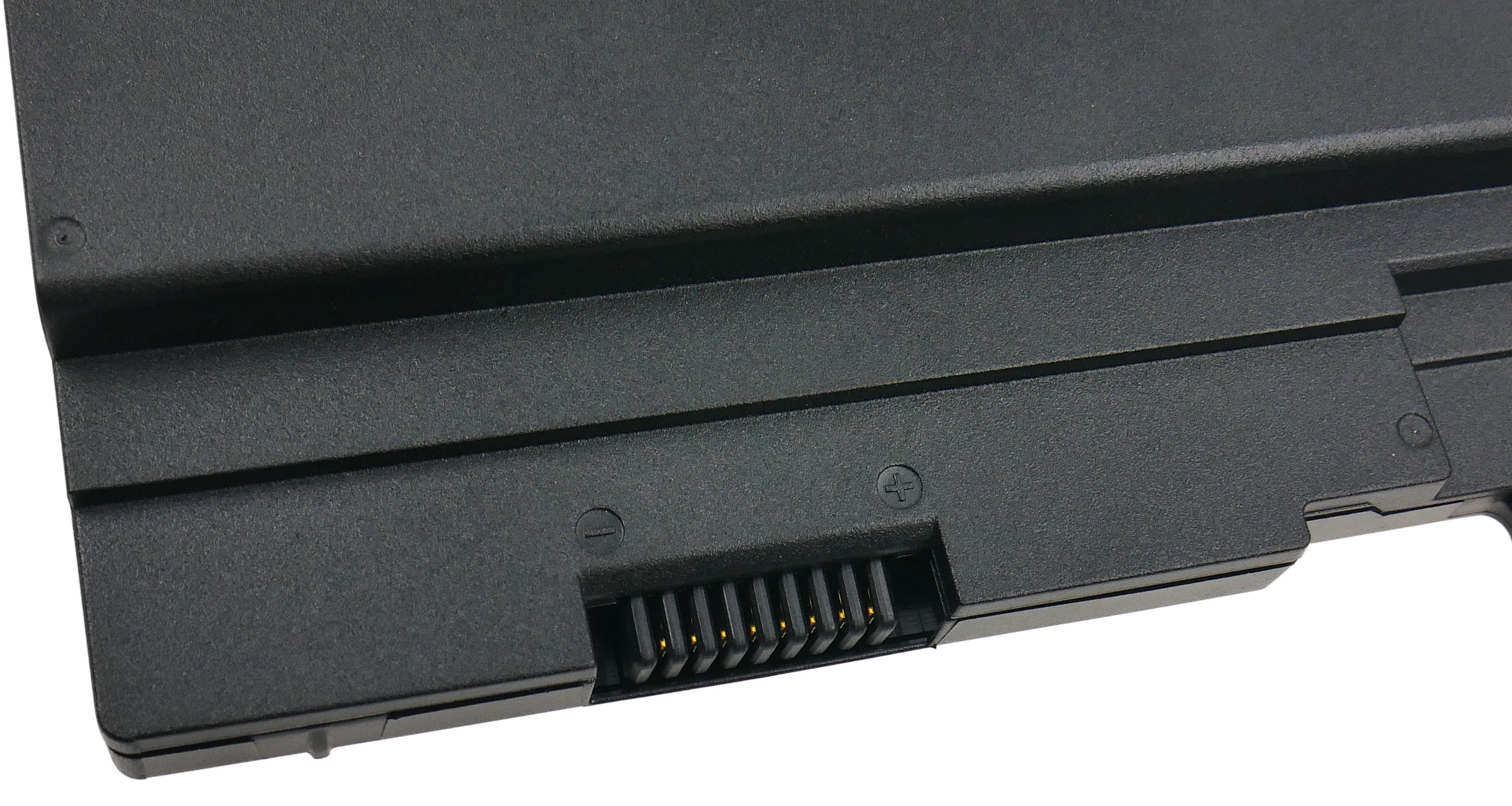Zbliżenie czarnej baterii laptopa z widocznymi pinami połączeniowymi i oznaczeniami.