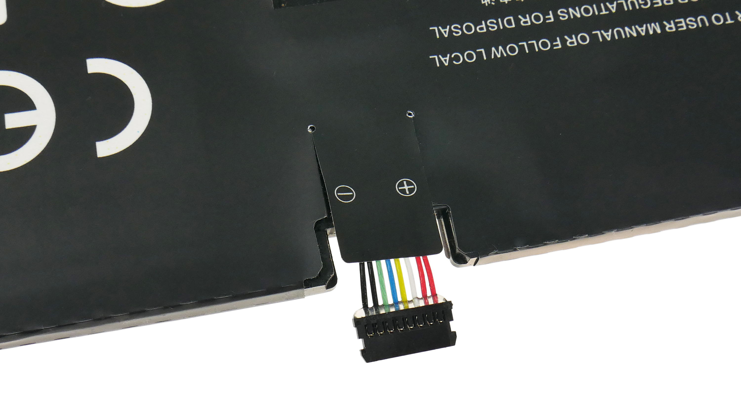 Czarna bateria ze znakiem CE, przewodami i symbolami biegunowości.