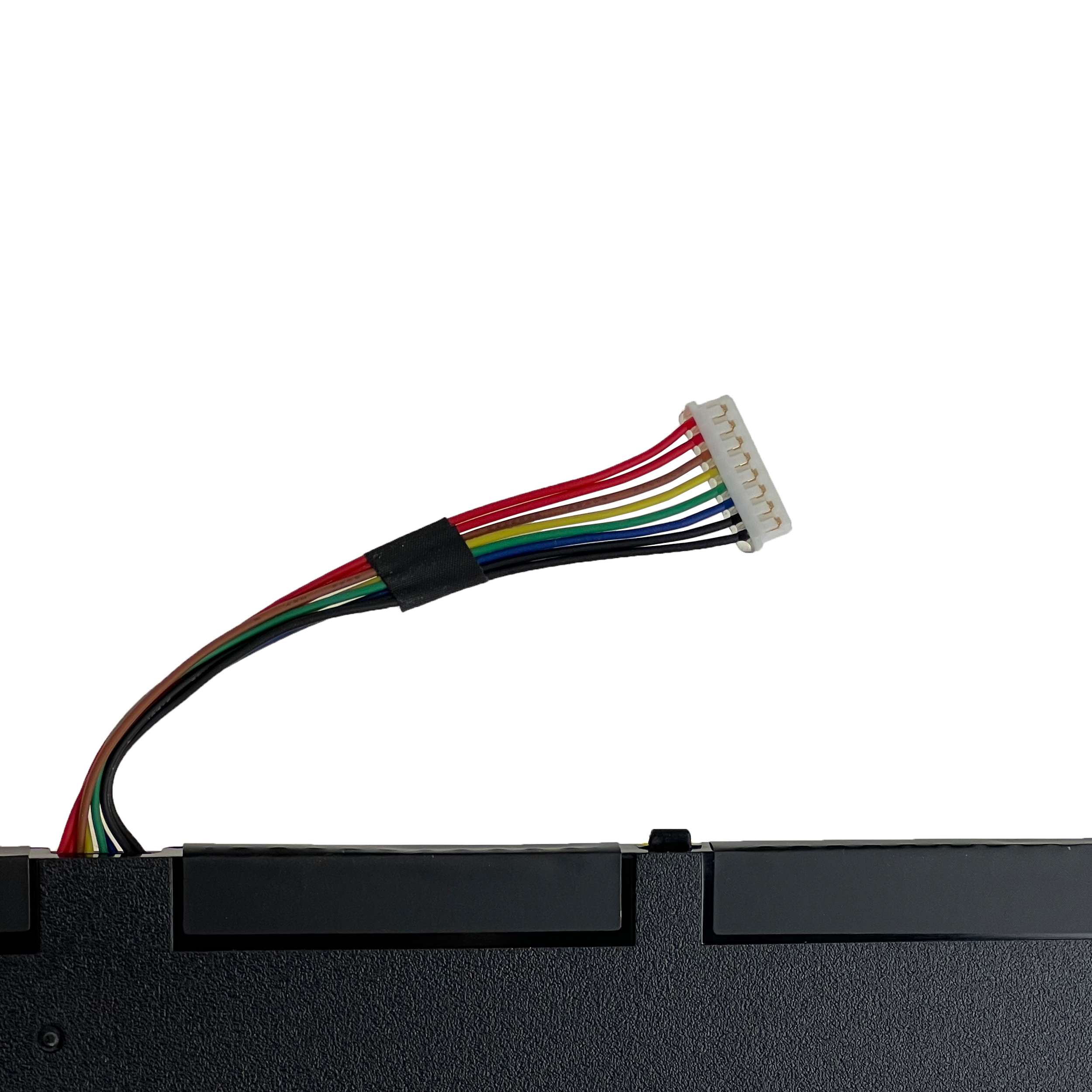 Białe złącze z kolorowymi przewodami wychodzącymi z czarnej obudowy.