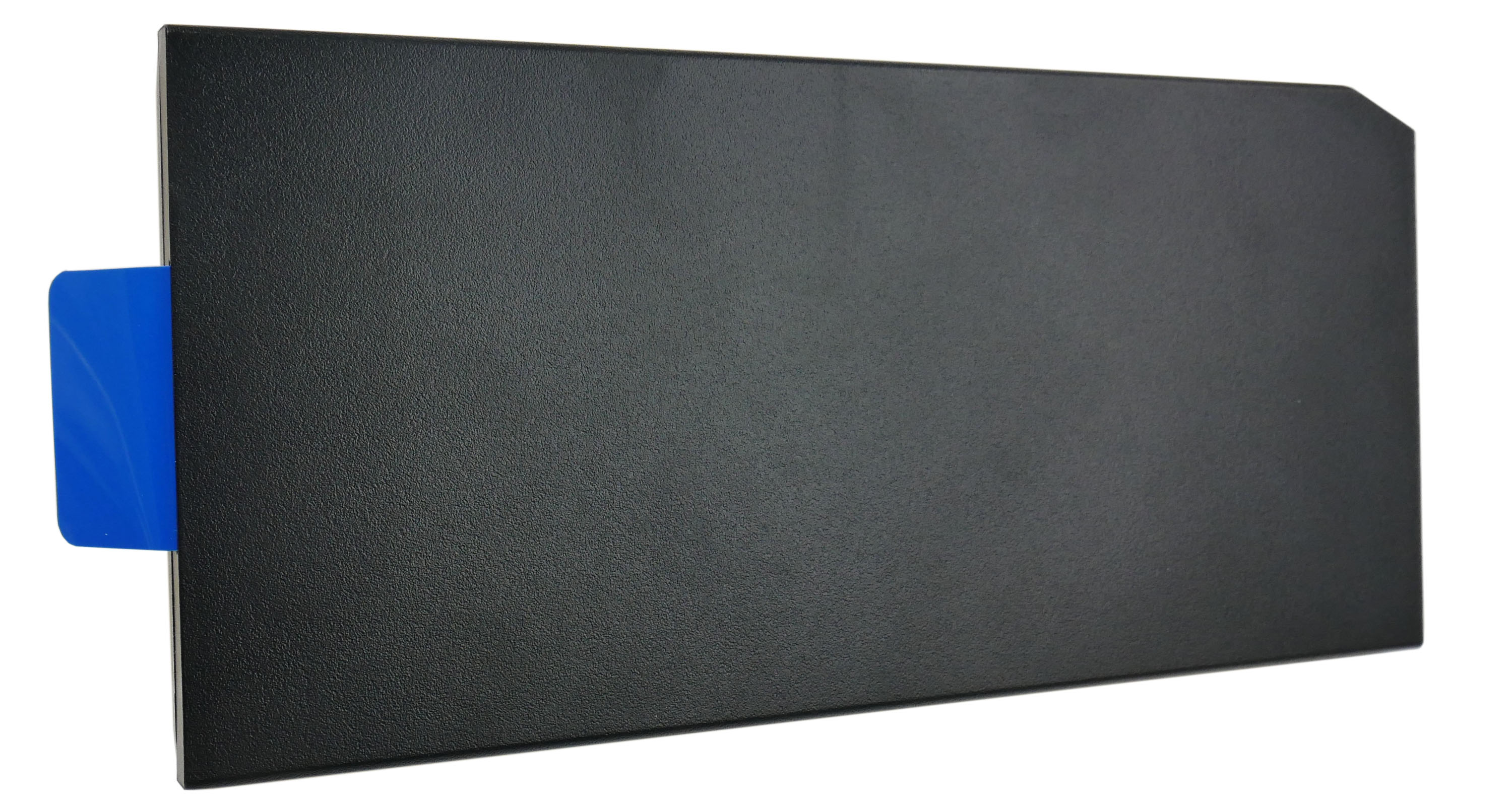 Czarny prostokąt z niebieską zakładką po lewej stronie.