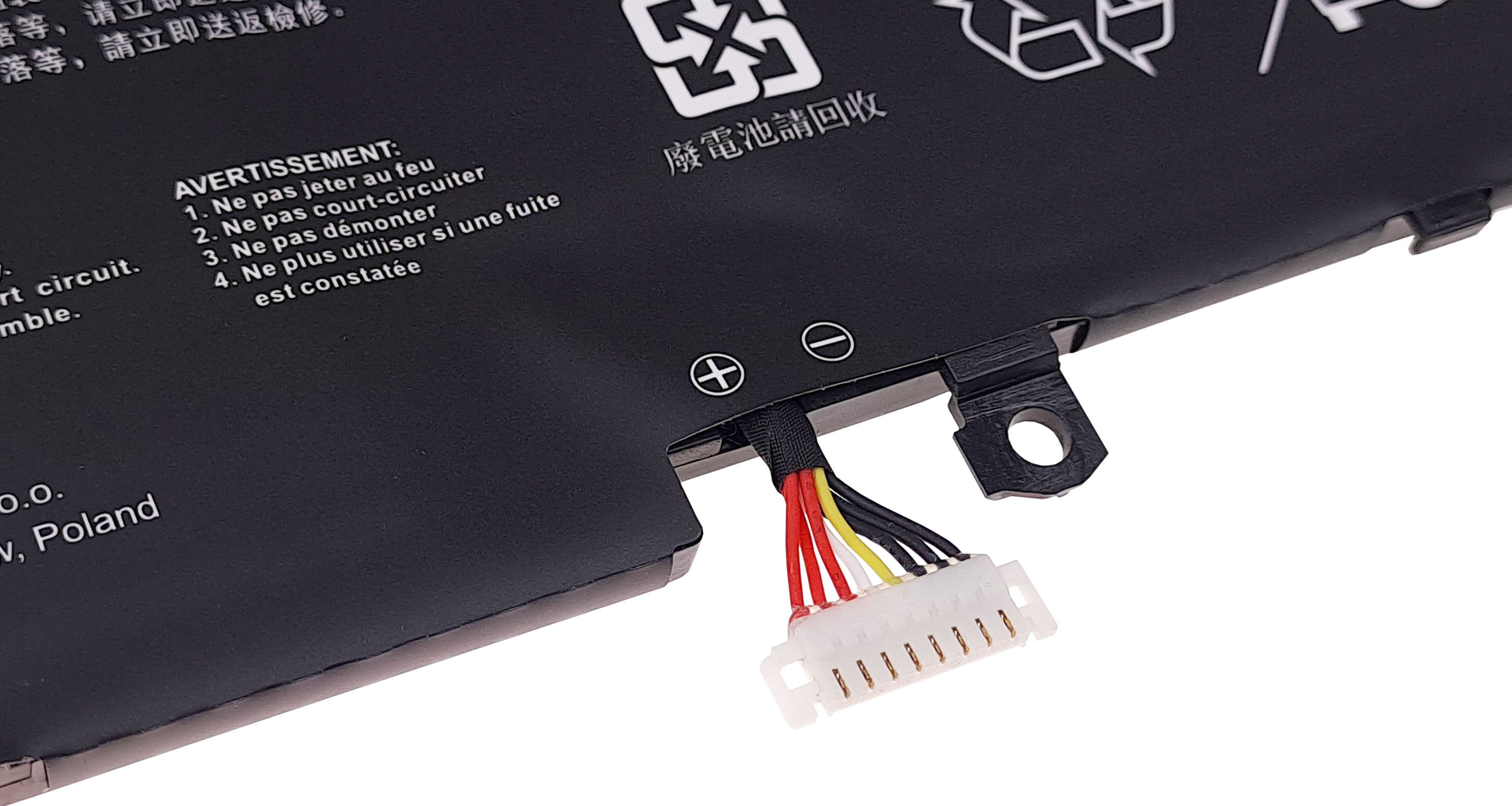 Czarna bateria z przewodami i wielojęzycznymi etykietami ostrzegawczymi.