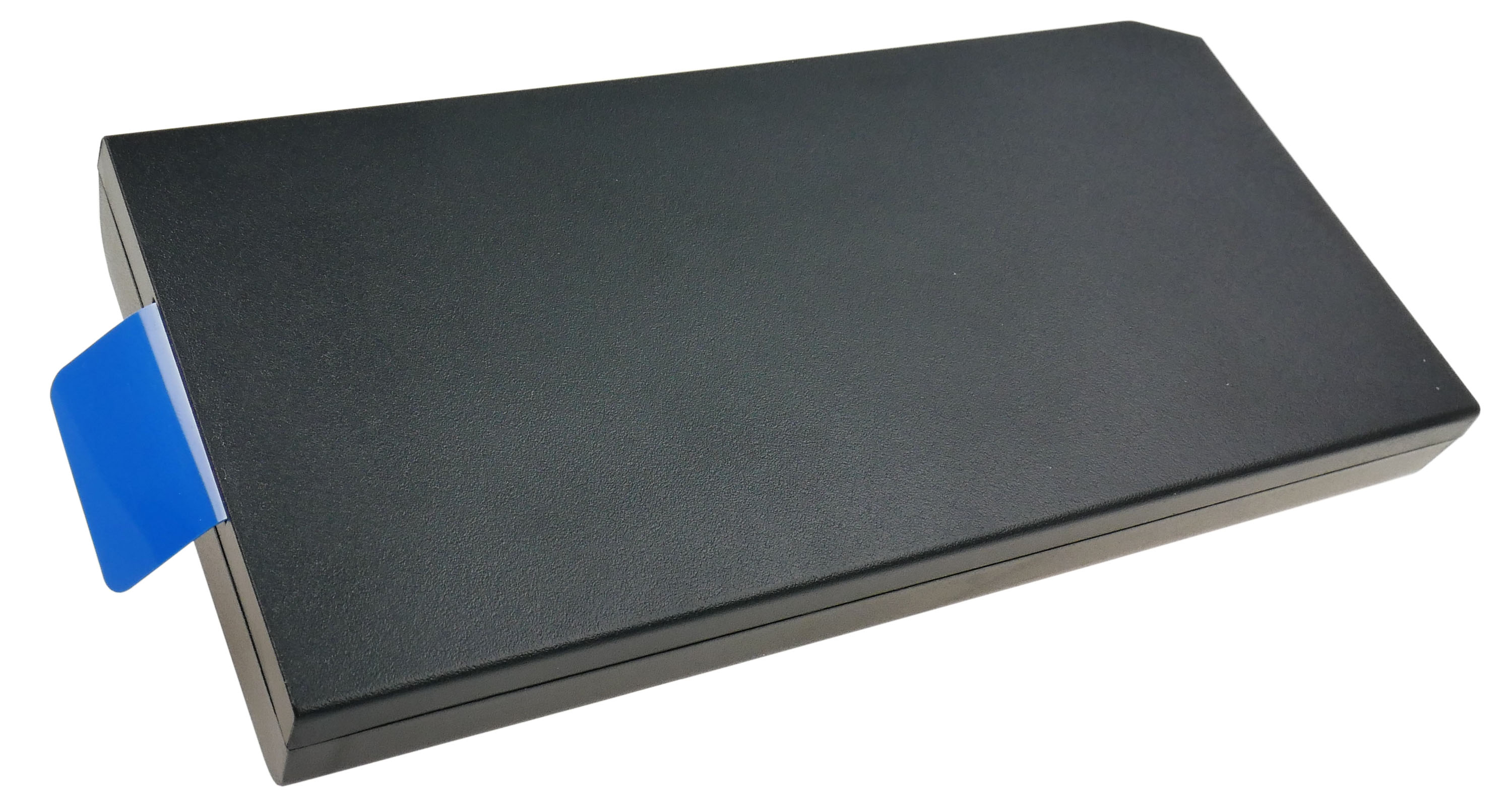 Czarna prostokątna obudowa z niebieską zakładką wystającą z boku.