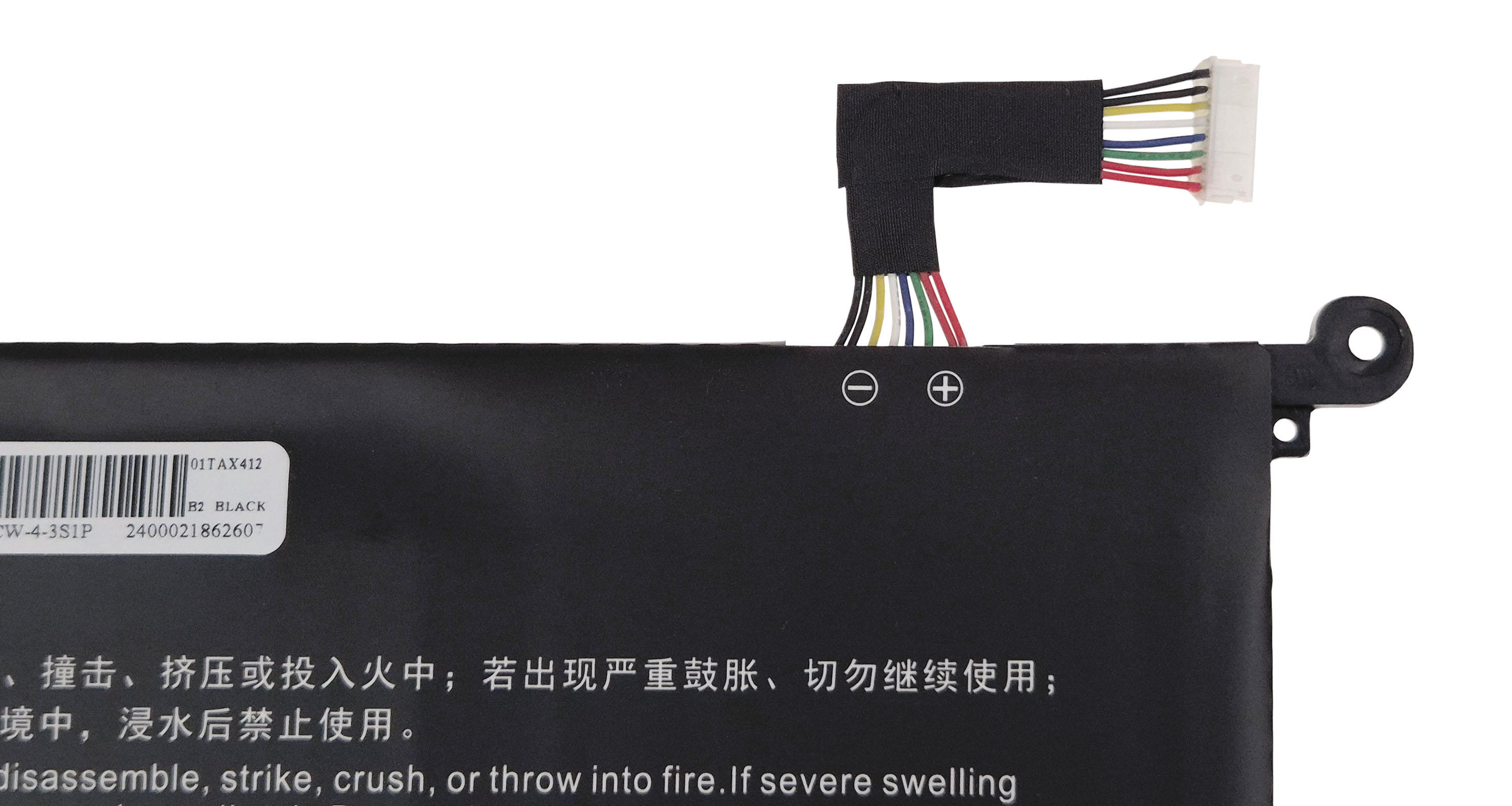 Czarna bateria z kablami, wskaźnikiem ładowania i ostrzeżeniami.