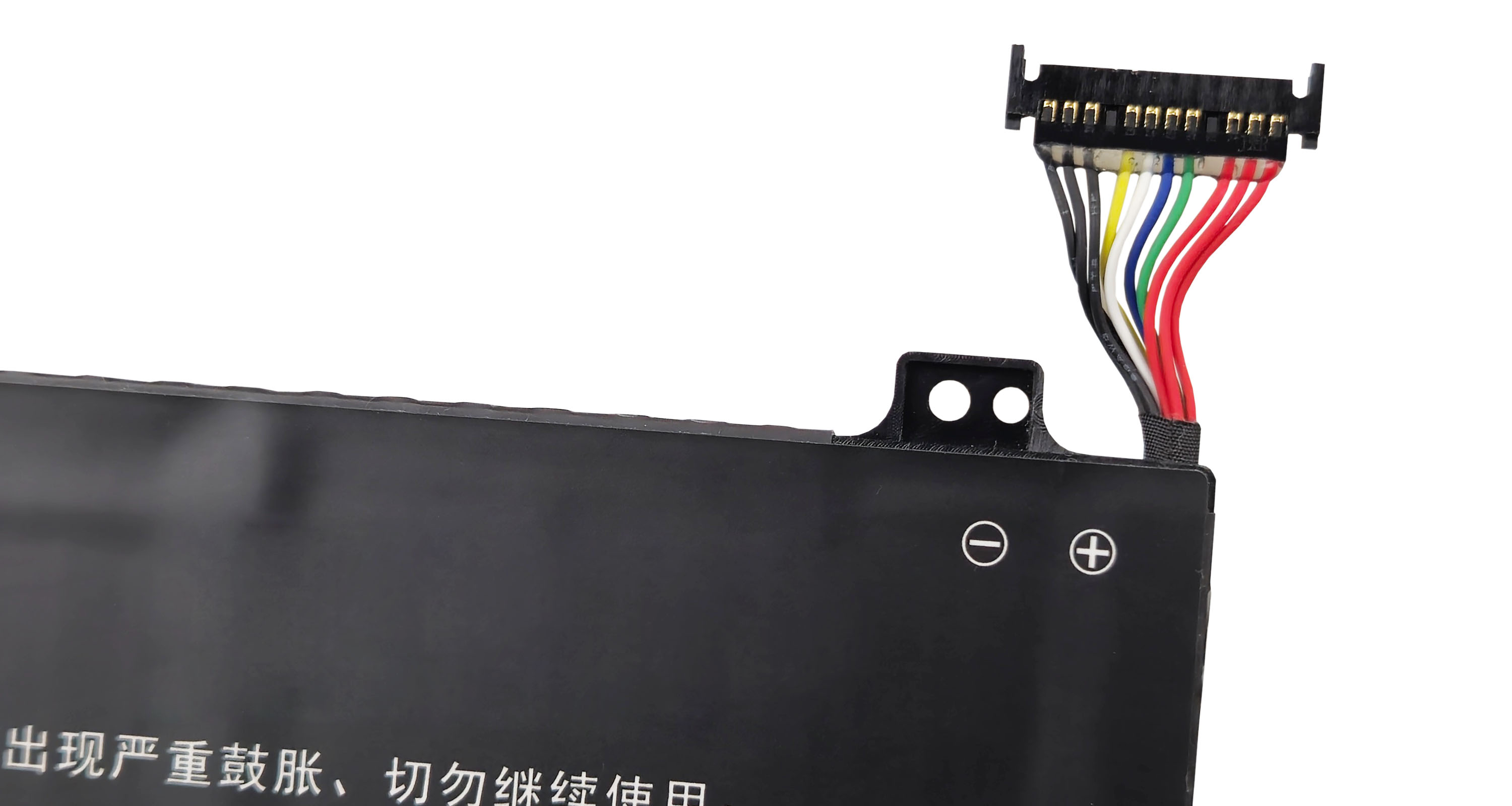 Czarna bateria z przewodami i złączami, symbole minus i plus.