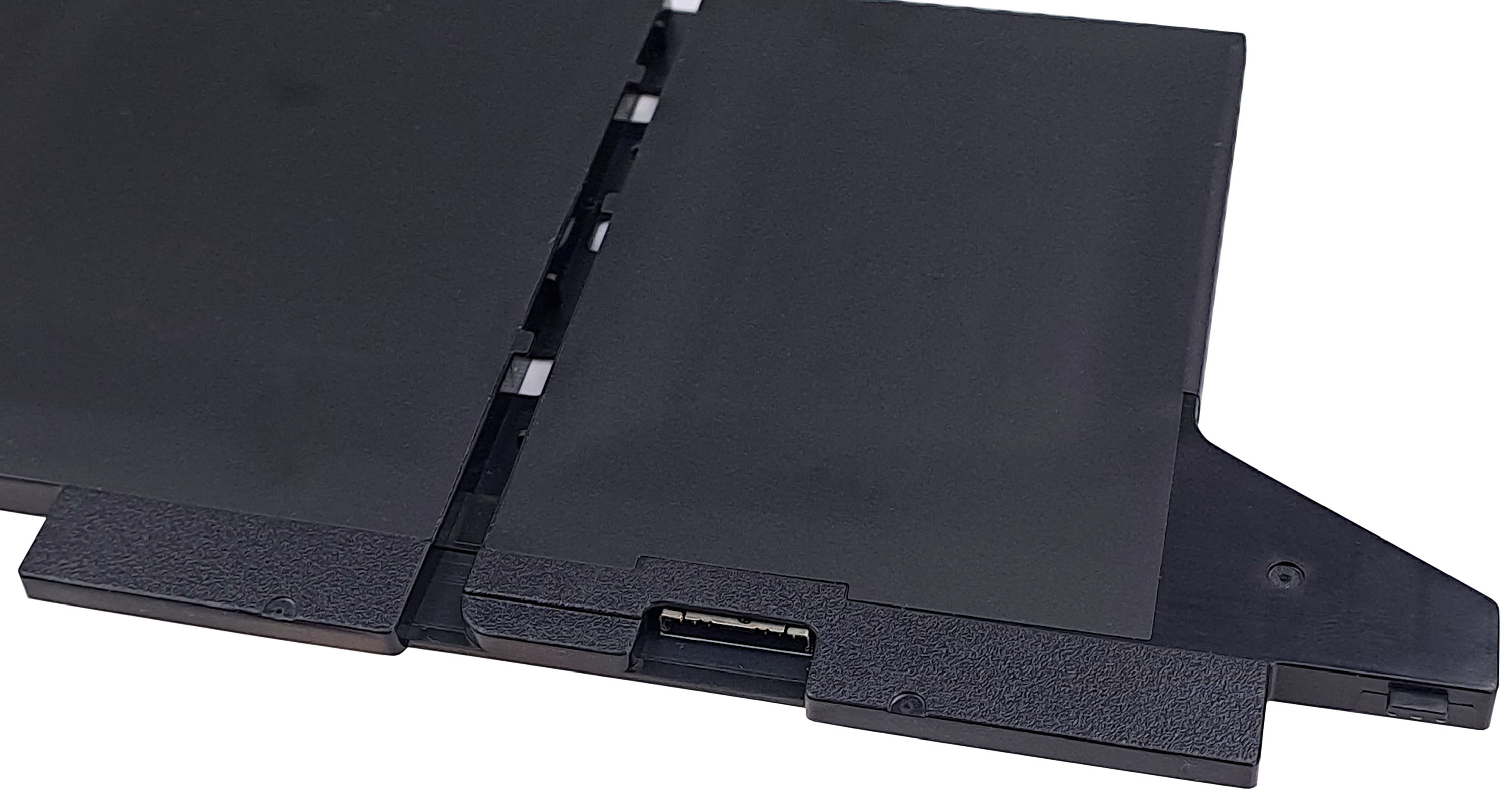 Czarny obiekt z portem USB i teksturowanymi detalami powierzchni.