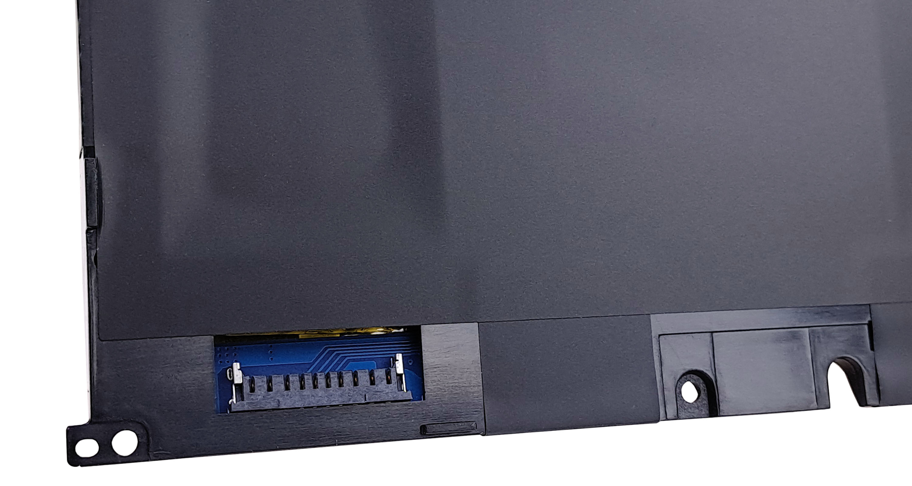 Zbliżenie czarnego laptopa z otwartym obszarem złącza i niebieską płytką drukowaną.