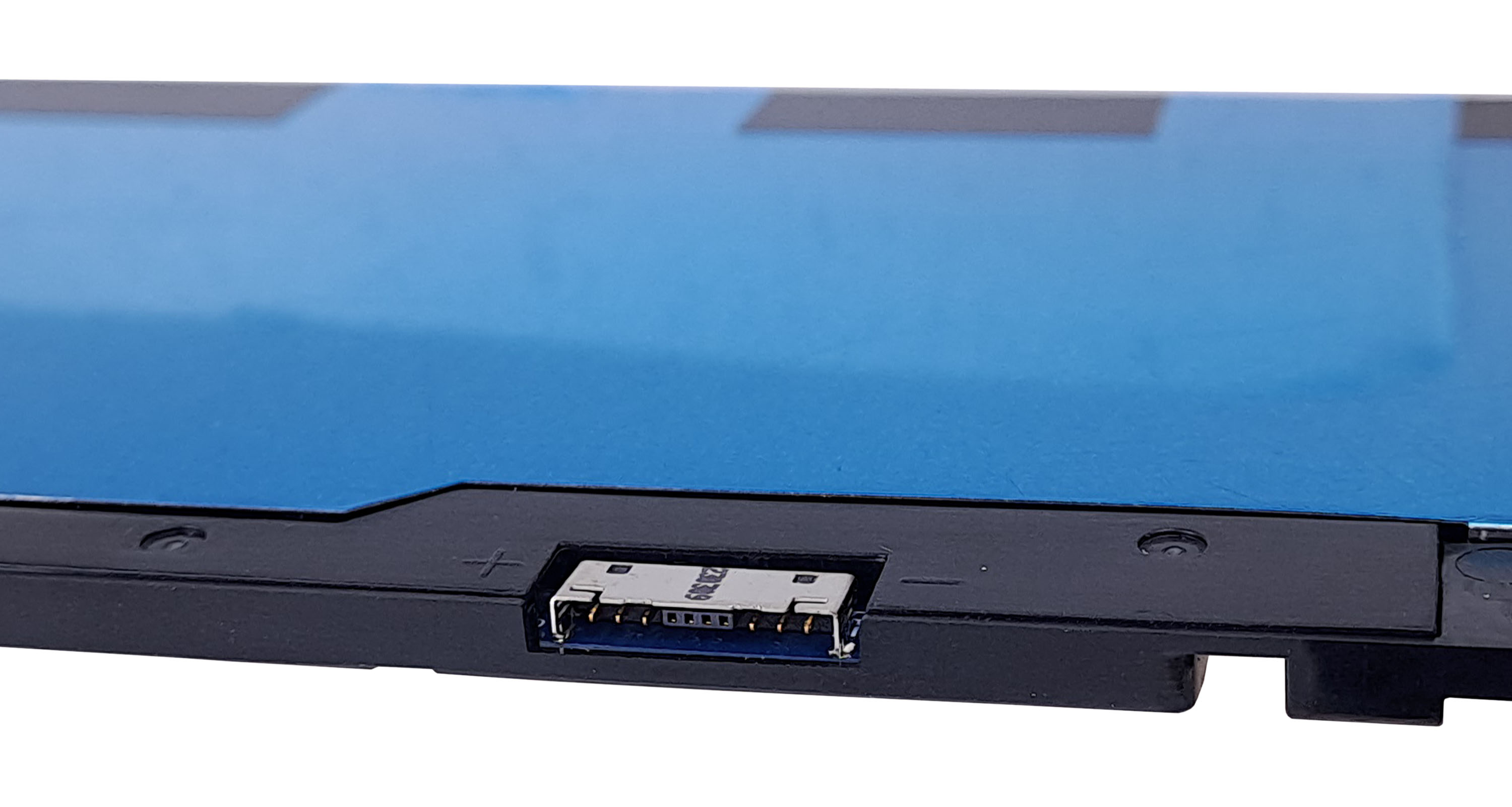 Zbliżenie niebieskiego urządzenia ze srebrnym złączem i złotymi pinami.