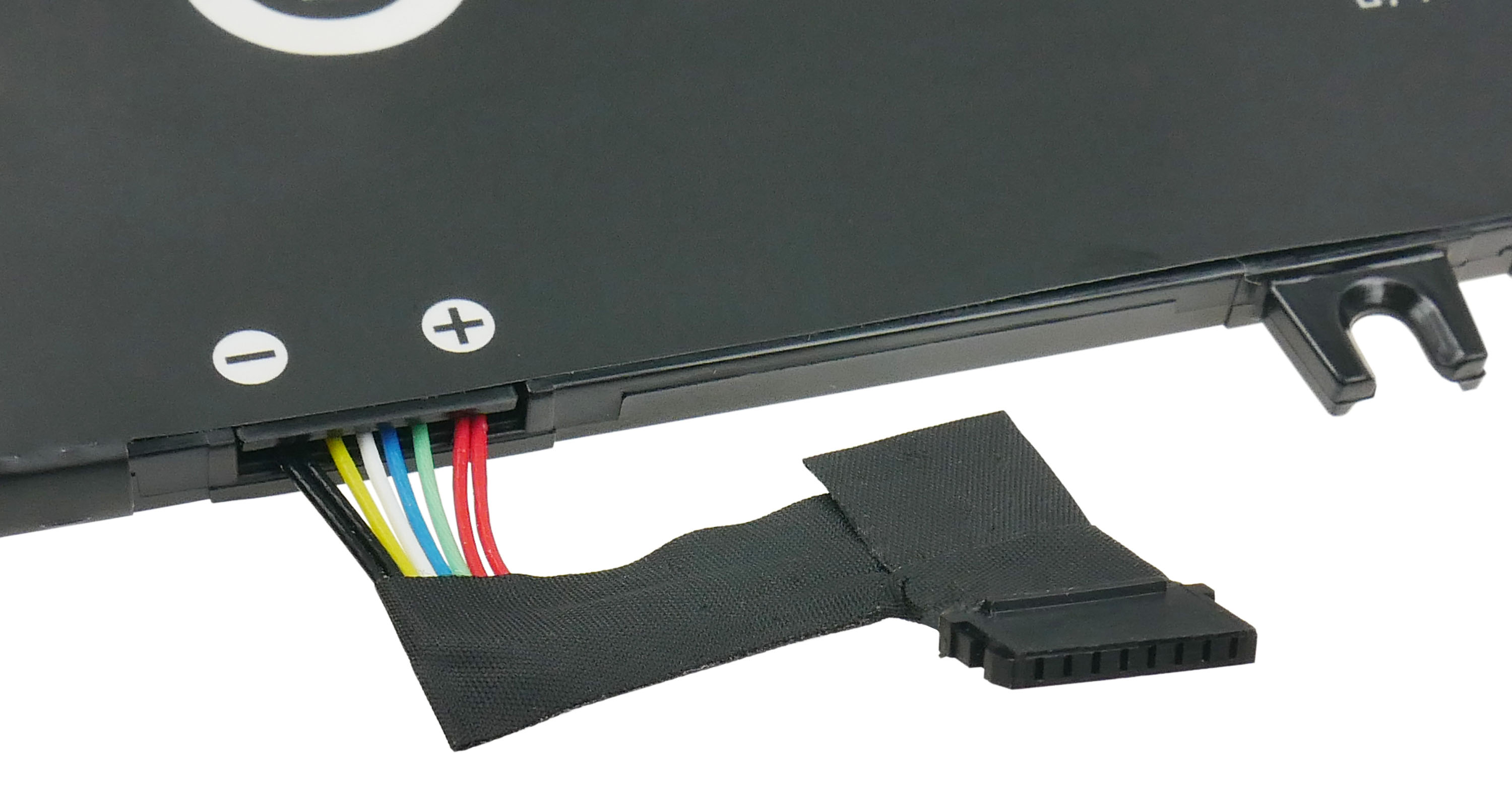 Czarna bateria z widocznymi kolorowymi przewodami i złączem.