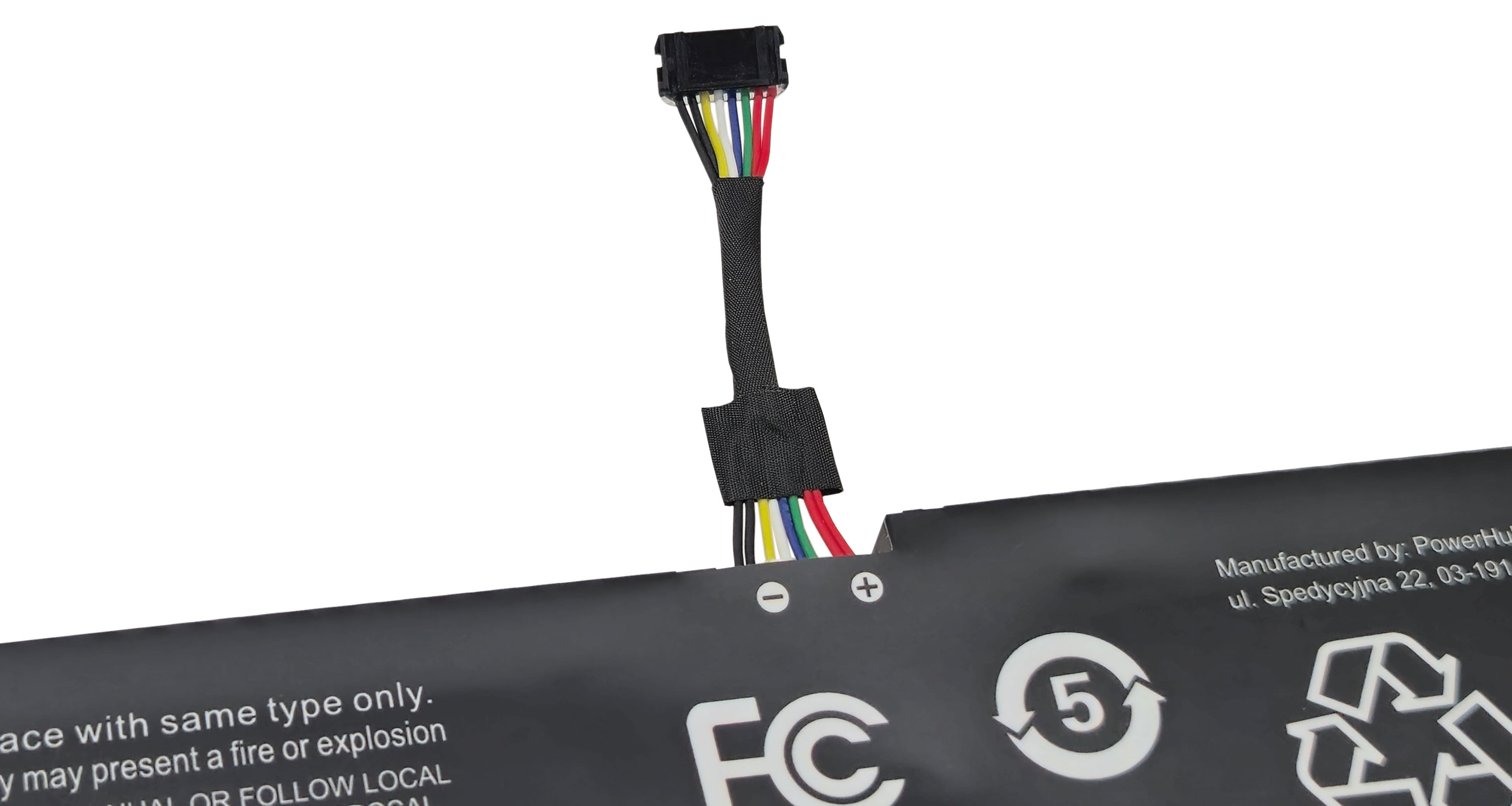 Czarny kabel baterii laptopa z kolorowymi przewodami i złączem.