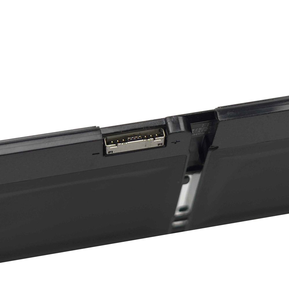 Zbliżenie czarnego urządzenia ze srebrnym portem USB.