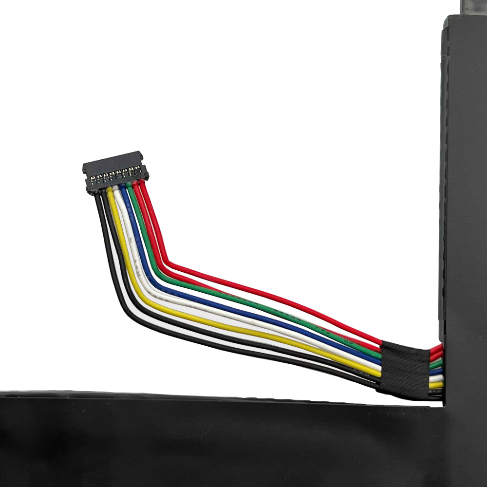 Czarny złączek z kolorowymi przewodami zginającymi się w prawo.