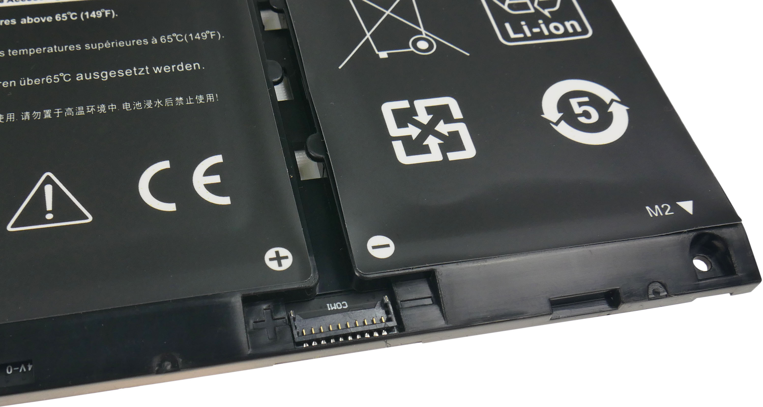 Zbliżenie dwóch czarnych baterii litowo-jonowych z symbolami ostrzegawczymi, znakiem CE i złączami.