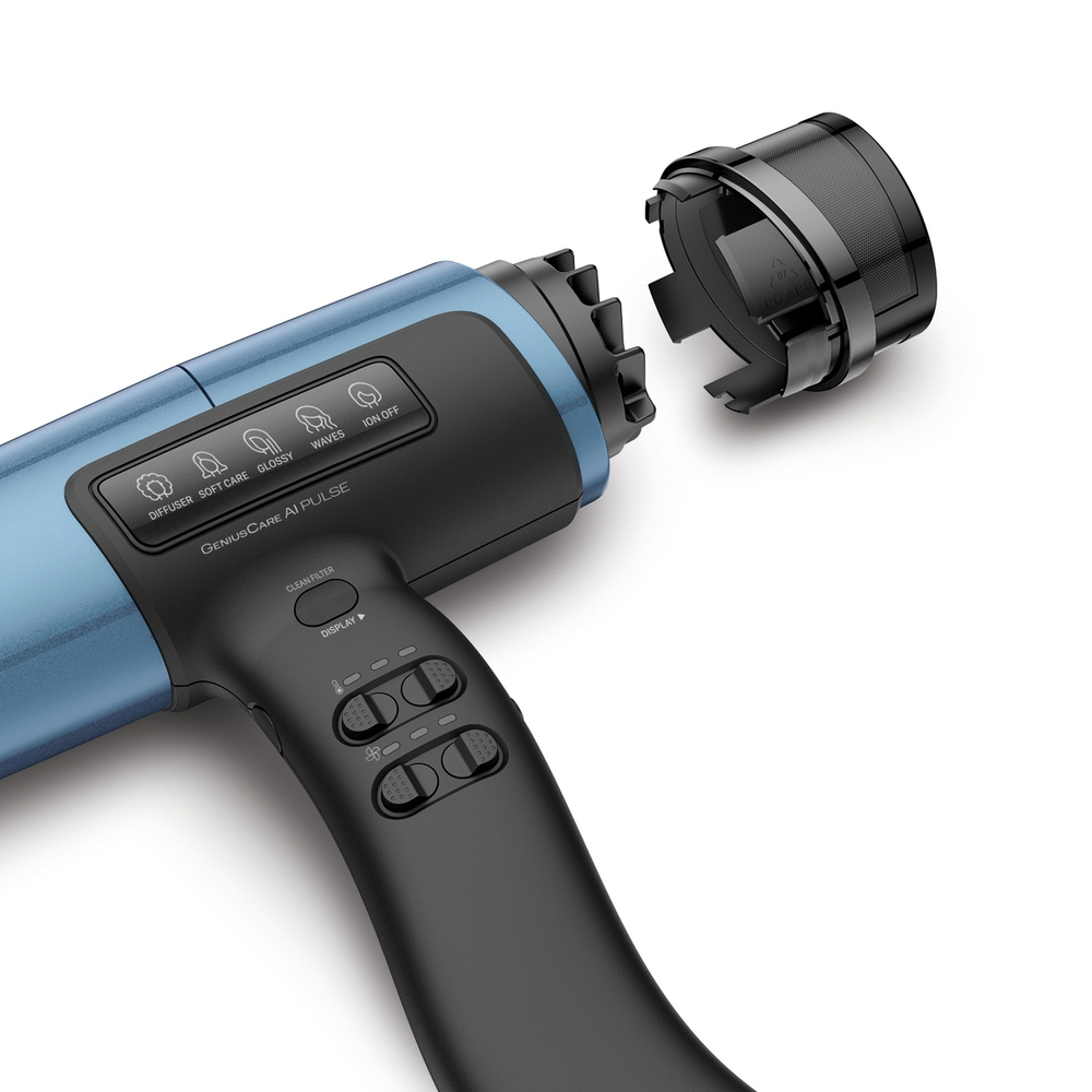 Niebieska suszarka do włosów z odpinaną czarną nasadką na białym tle.