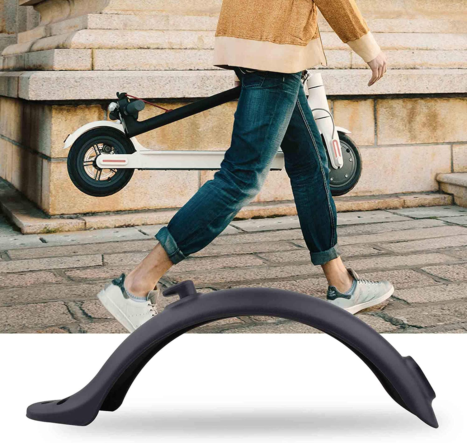 Osoba w dżinsach i bluzie idzie obok hulajnogi elektrycznej. Czarny błotnik na pierwszym planie.