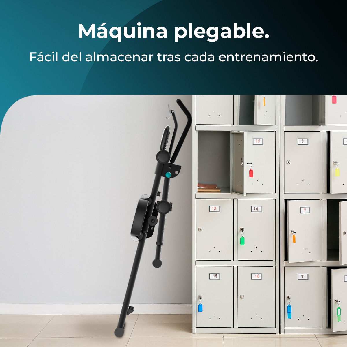 Składana maszyna do ćwiczeń stoi obok rzędów ponumerowanych szafek.