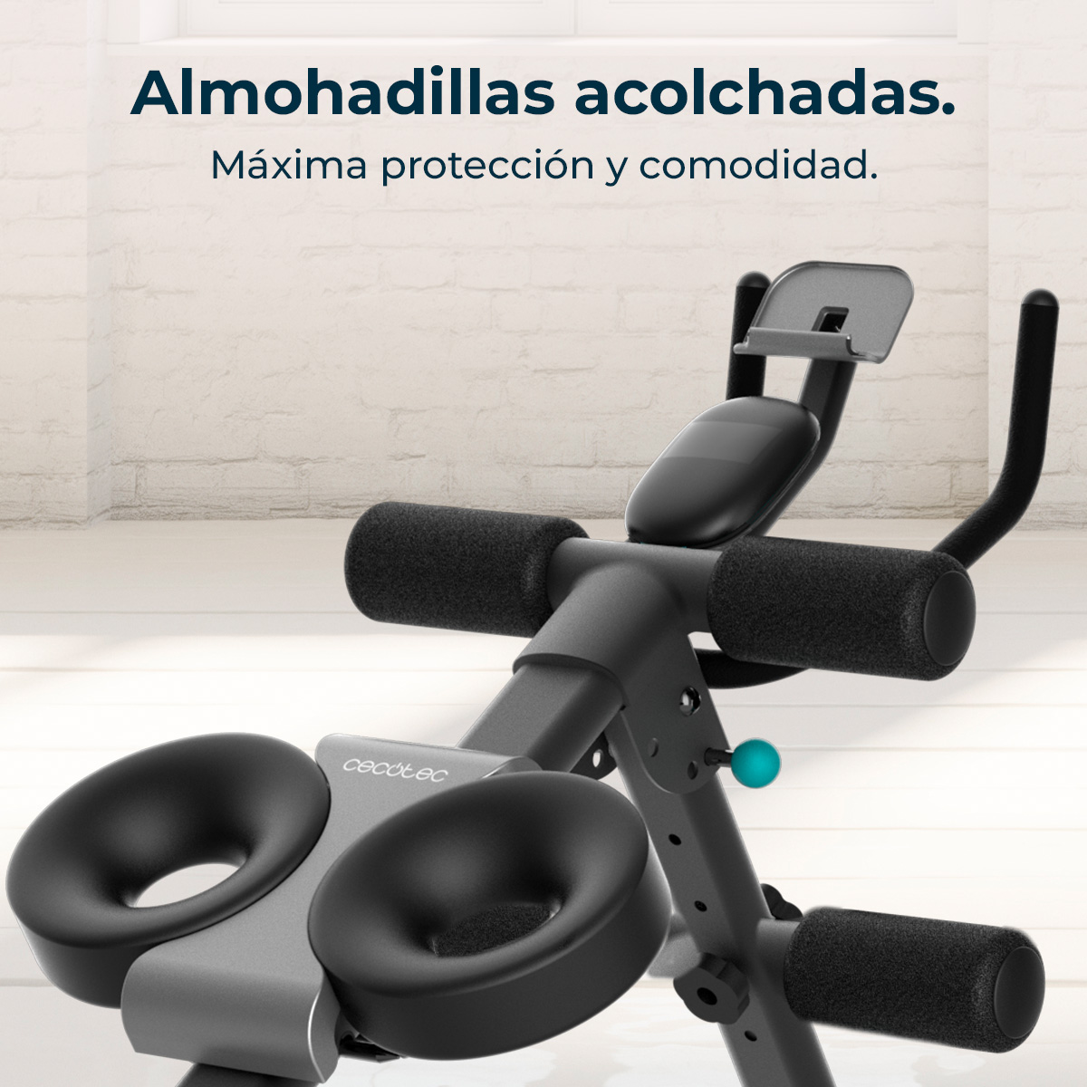 Czarny sprzęt do ćwiczeń z wyściełanymi uchwytami i podpórkami na nogi.