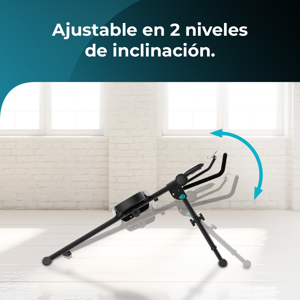 Czarny sprzęt fitness z kierownicą i niebieską strzałką wskazującą nachylenie.