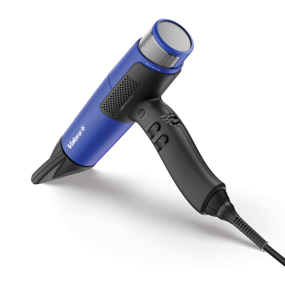 Niebiesko-czarna suszarka do włosów z srebrną siateczką na końcu, na białym tle.